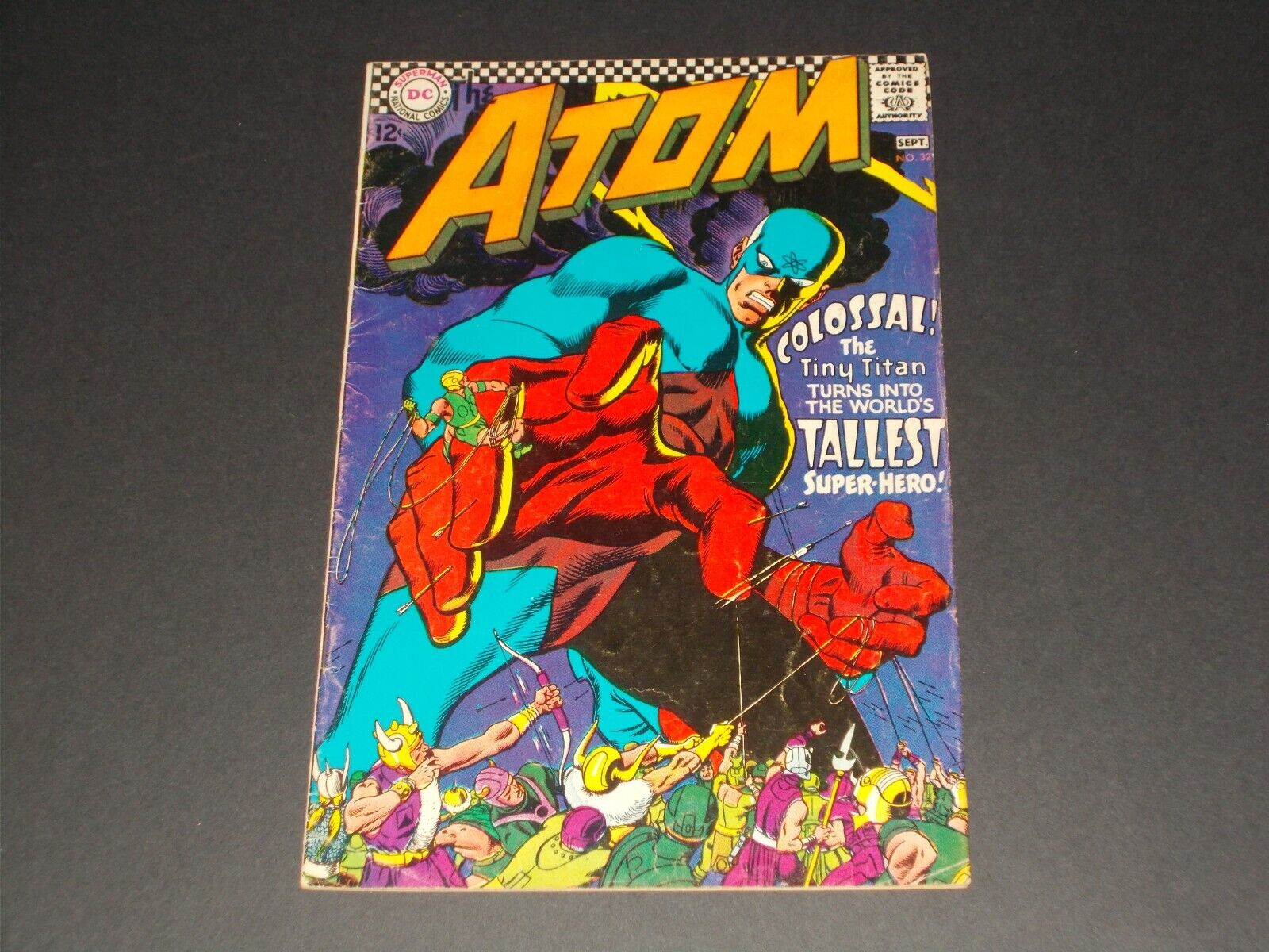 The Atom #32, Silver Age DC Comic - VERY NICE COMIC 