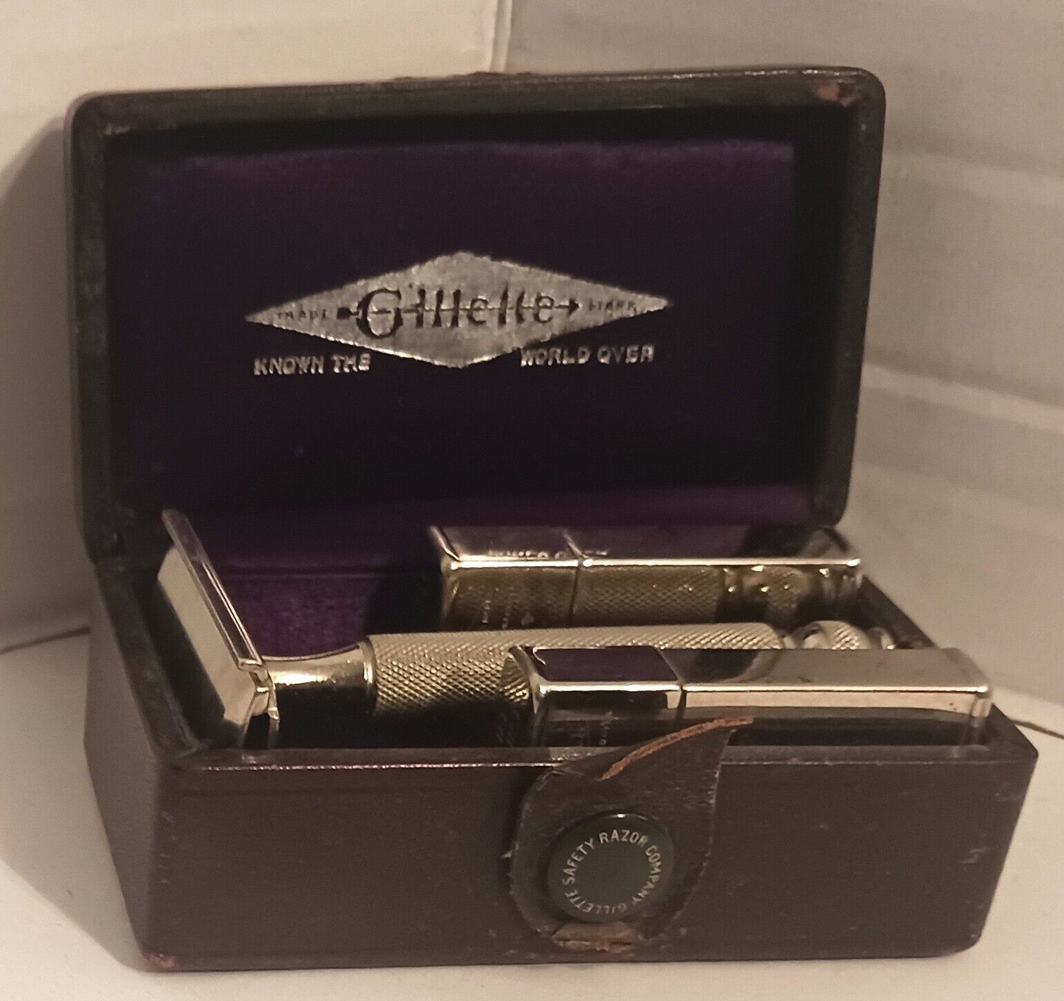 Vintage Gillette Safety Razor in Case with 2 Blade Holders Date Code J 4