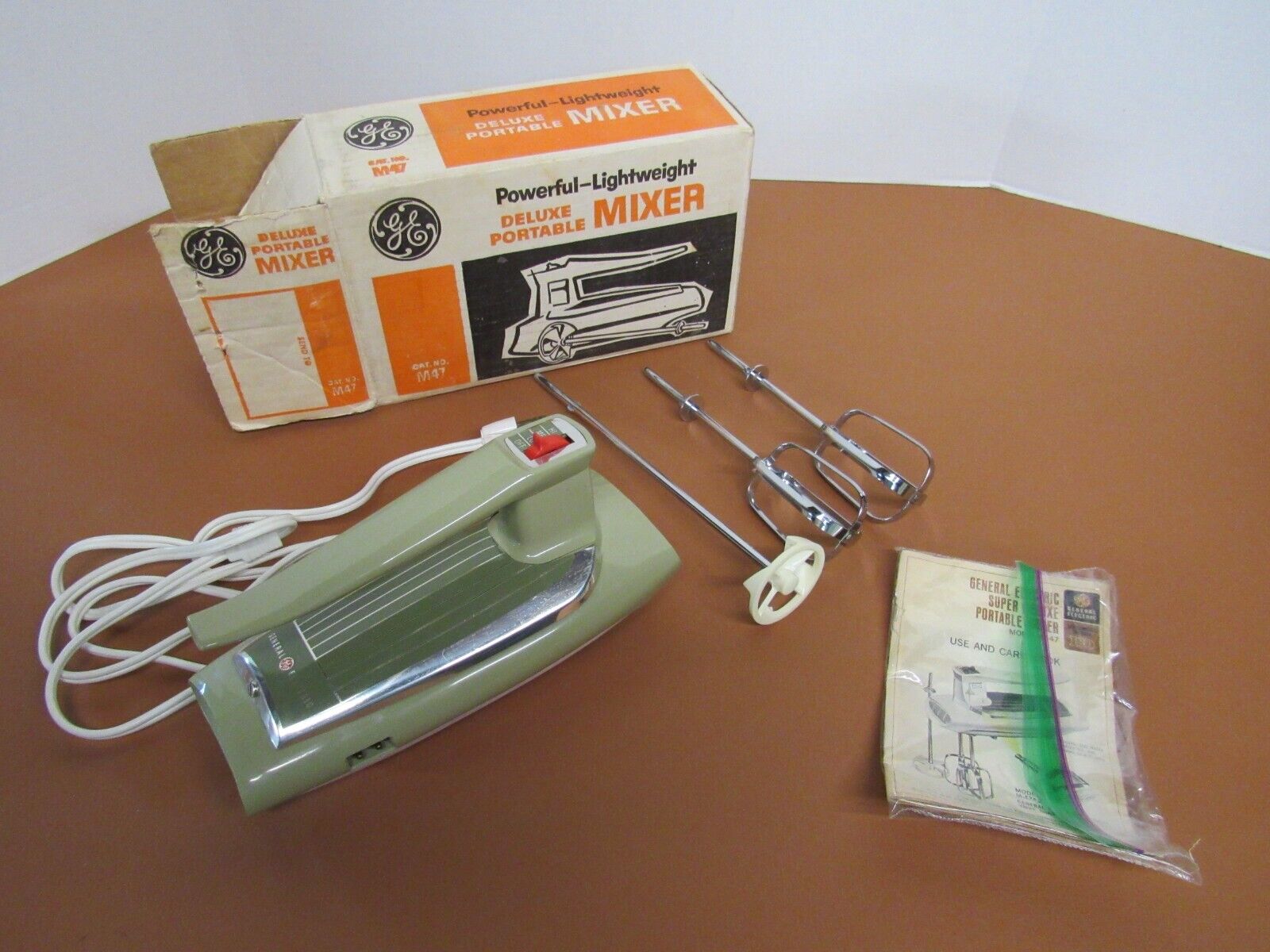Vintage GE 30M47 Retro MCM ~ Hand Portable Mixer ~ Avocado Green ~ Tested WORKS