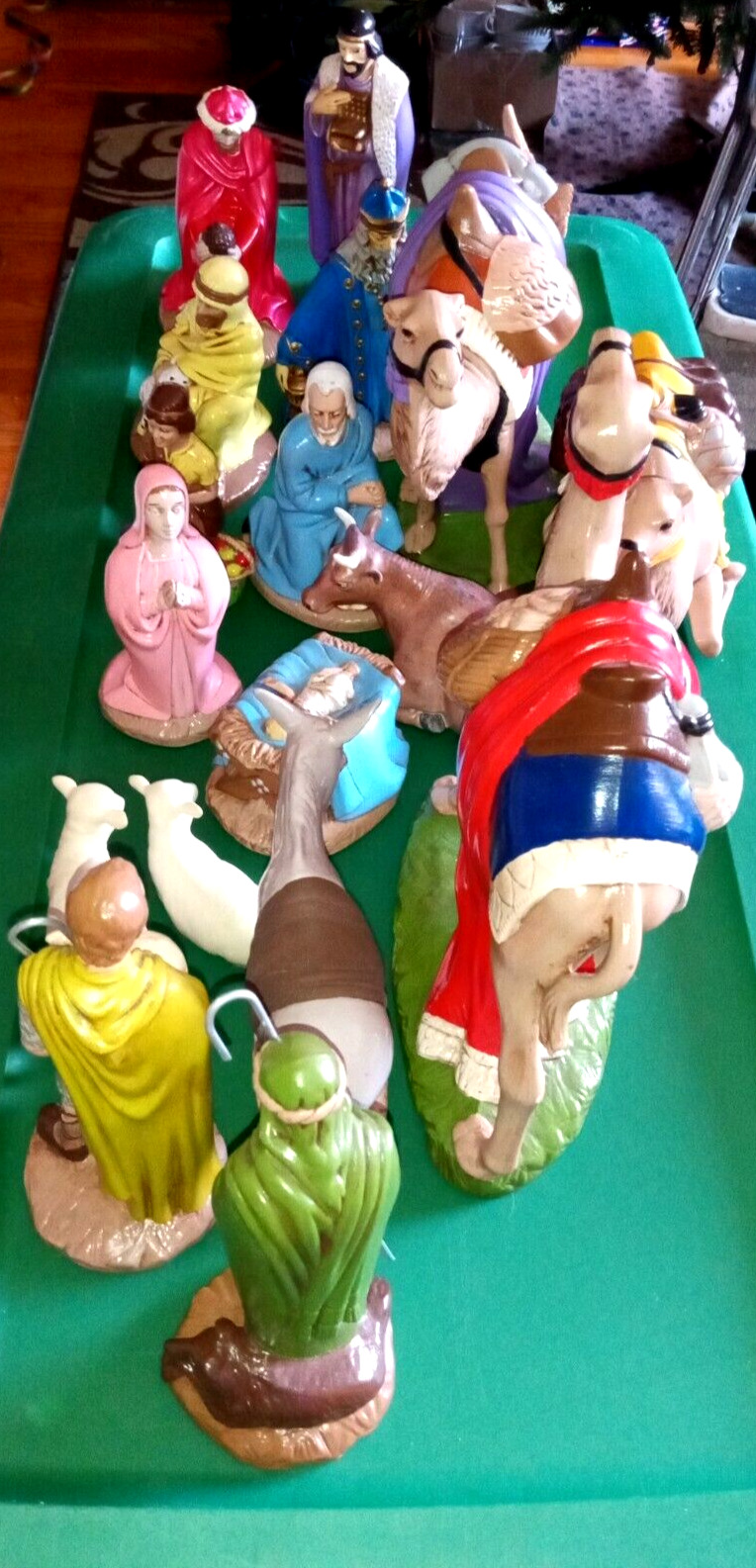 Beautiful Vintage Large Holland Mold Hand Painted 17 Piece Nativity Set