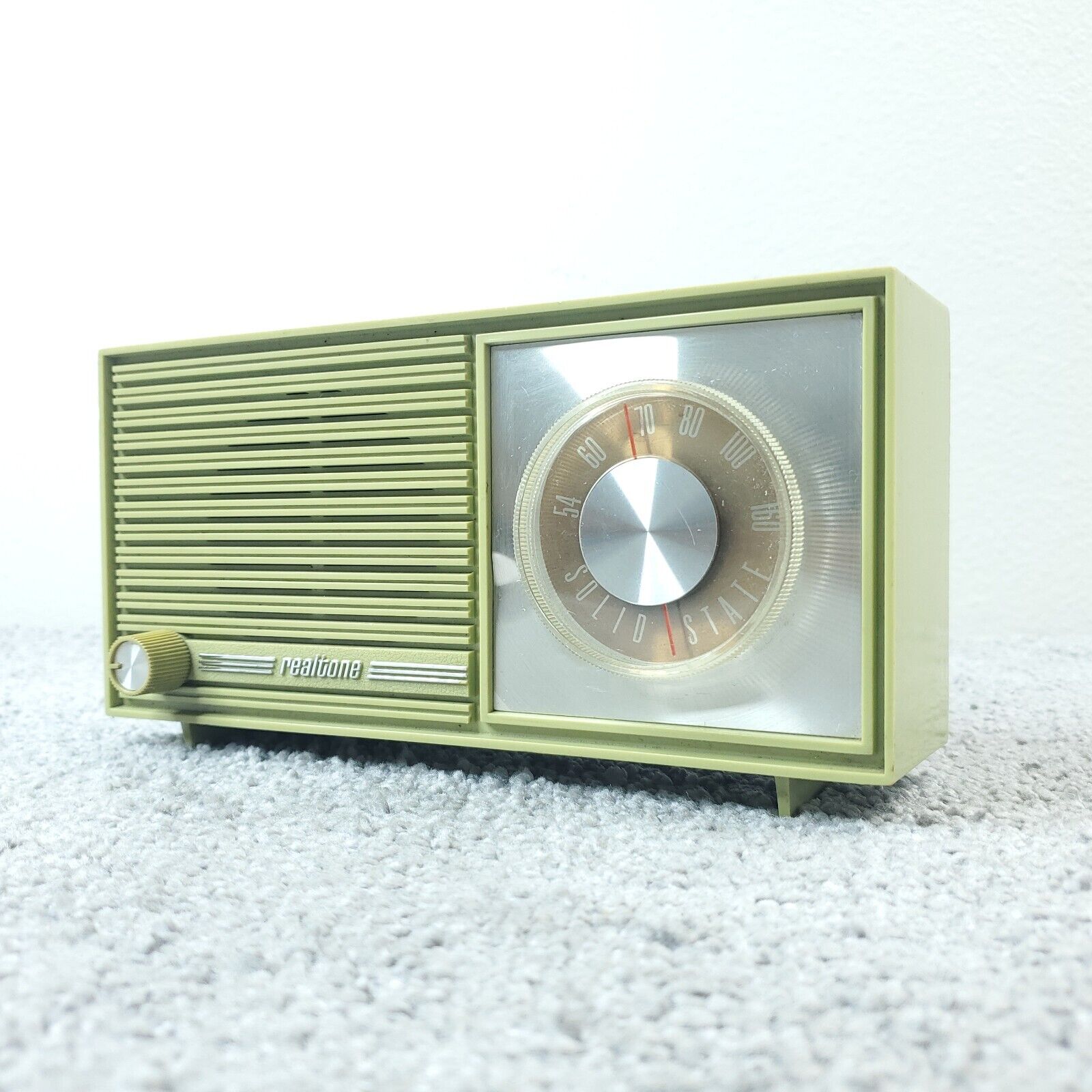 Vintage Realtone Solid State Radio 3102-2 Avacado Green 1960\'s Tested Working