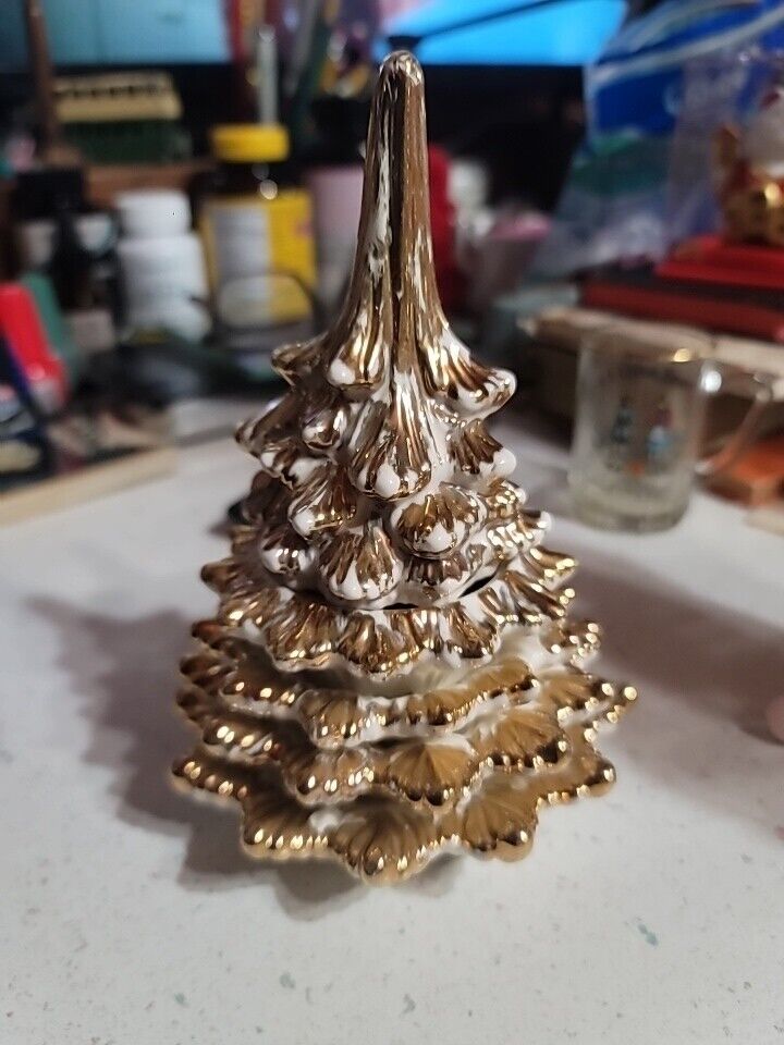 Vtg Stacking Christmas Tree Ashtrays & Lighter White With Heavy Gold 6\