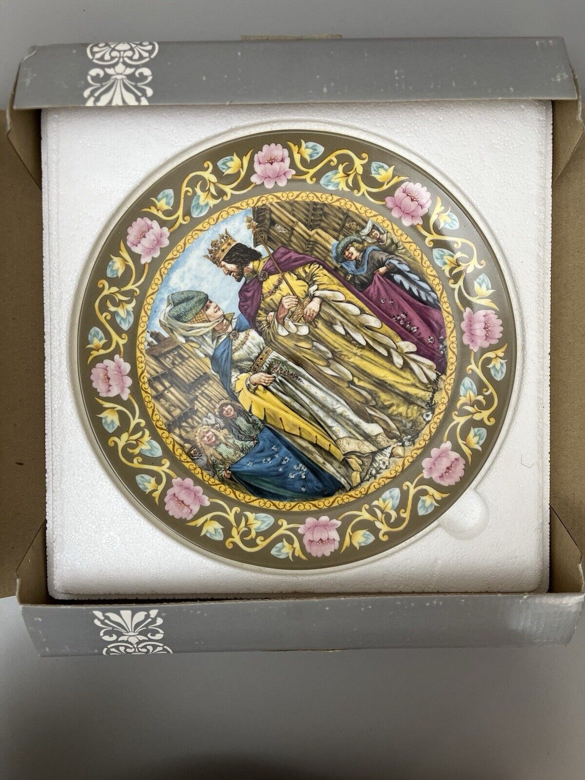 THE WEDDING OF ARTHUR AND GUINEVERE PLATE THE LEGEND OF KING ARTHUR WEDGWOOD 
