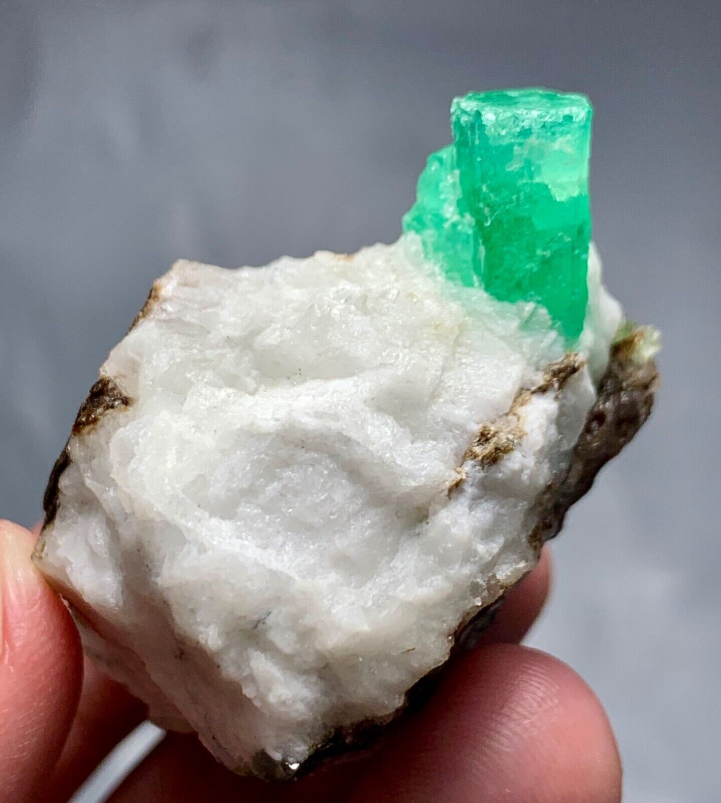 226 Cts Beautiful Top Quality  Emerald Crystal Specimen From Pakistan