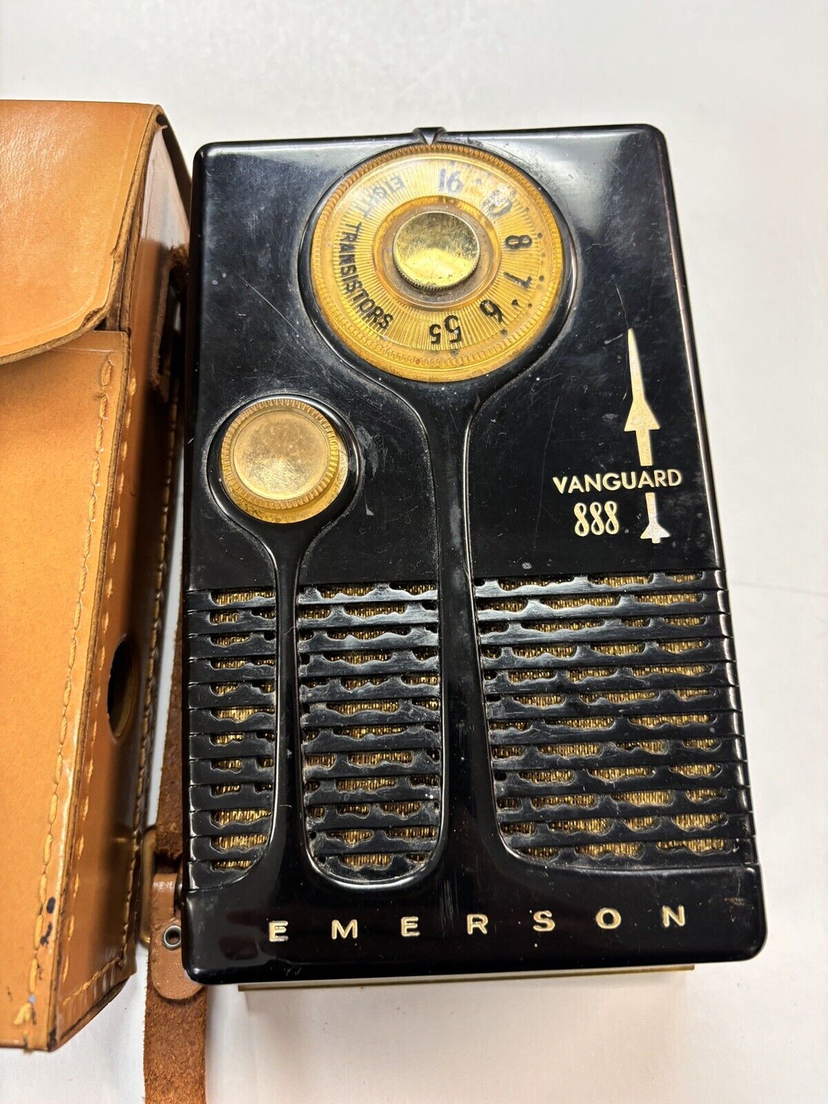 Vintage Emerson Vanguard 888 Nevabreak Pocket Radio w/ case