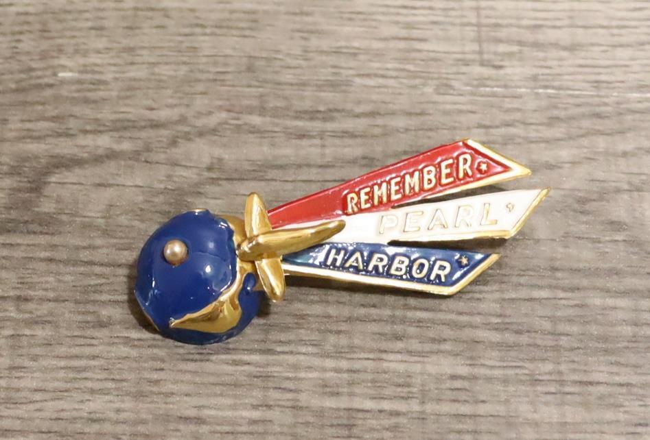 WW II REMEMBER PEARL HARBOR LAMPL RED, WHITE, BLUE & GOLD HOME FRONT PIN MINT