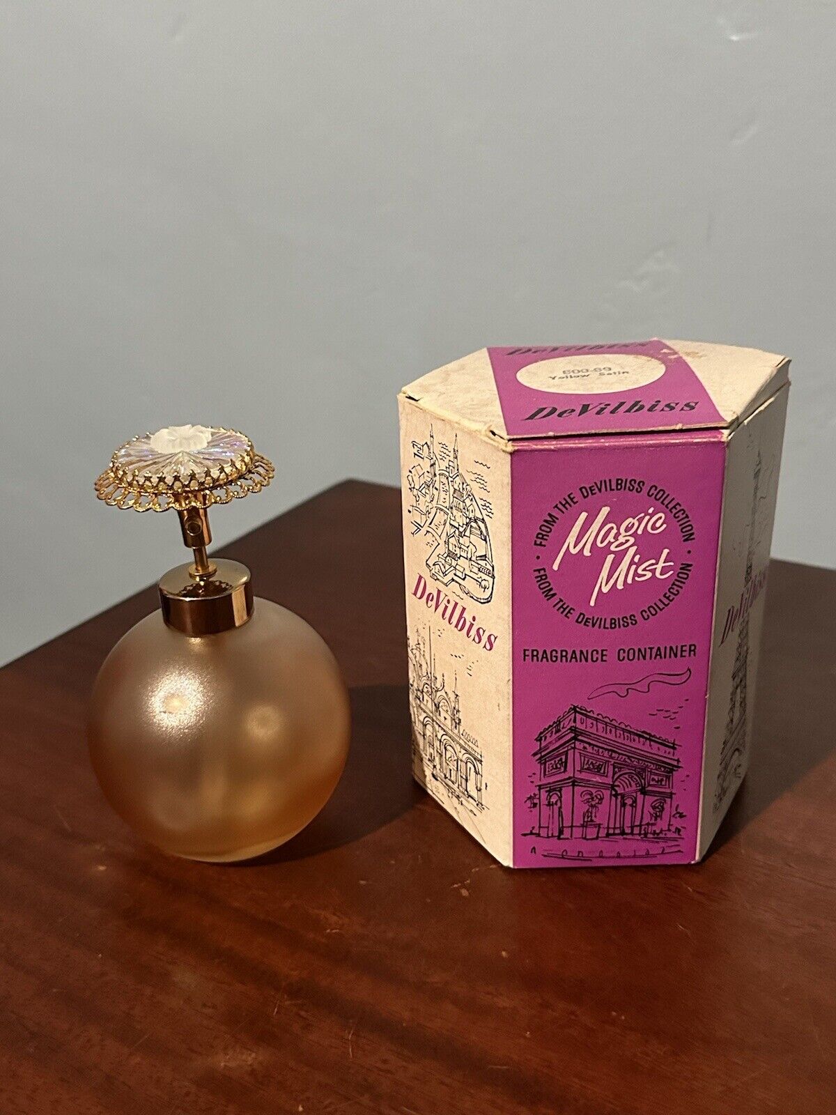 Antique DeVilbiss Magic Mist Perfume Fragrance Atomizer 600-69 Yellow Satin