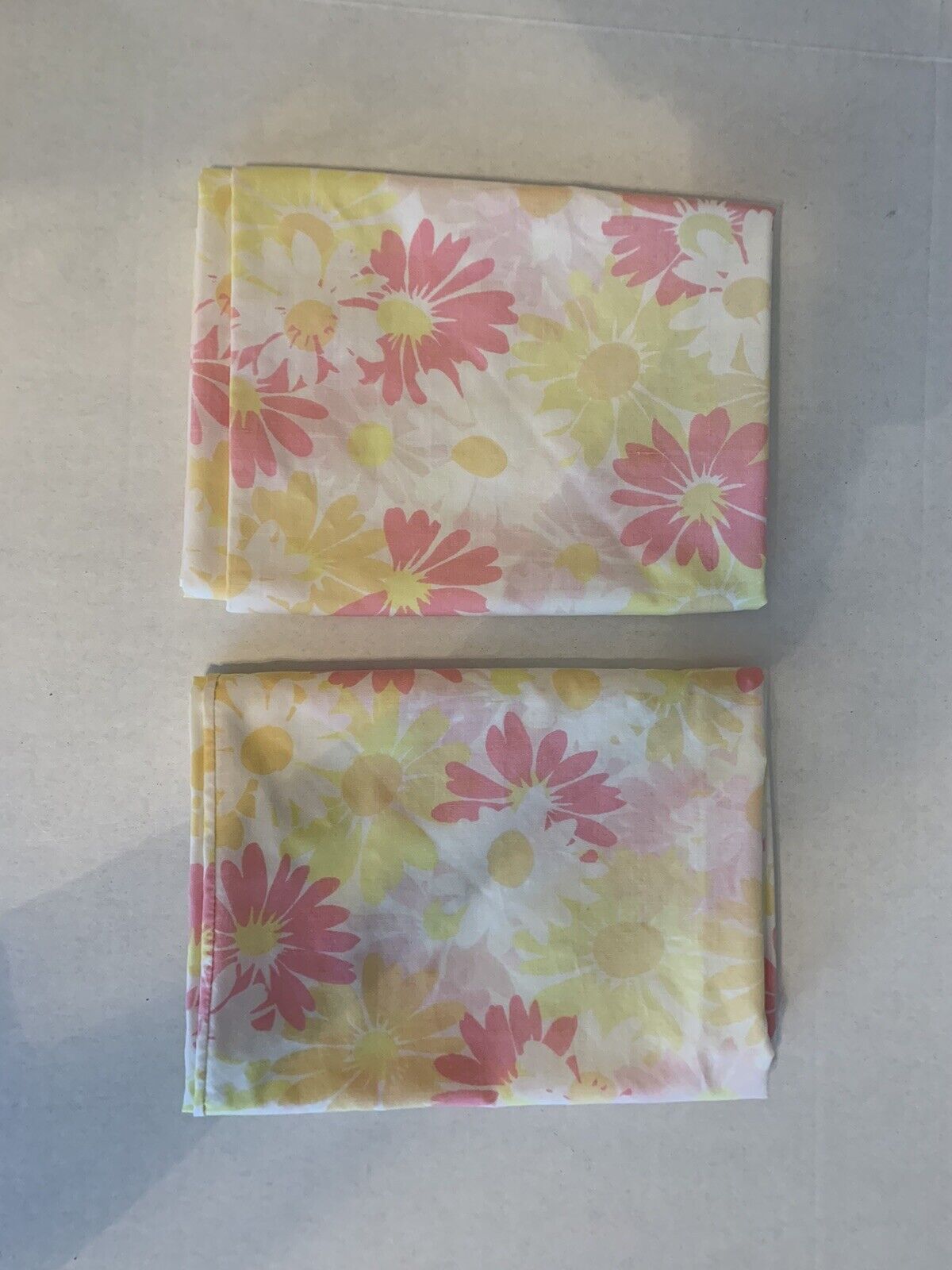 Pequot Vintage Pillowcases Two Standard Yellow Pink Daisy Floral No Iron Percale