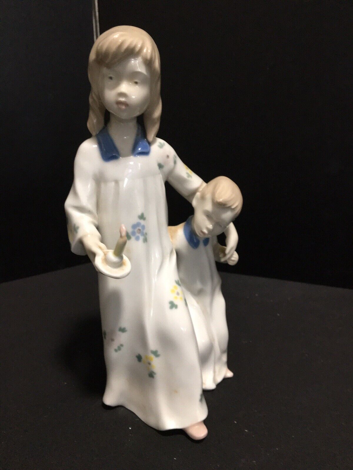 BEAUTIFUL VINTAGE PORCELAIN SAXE FIGURINE- MOTHER AND CHILD AT NIGHTIME