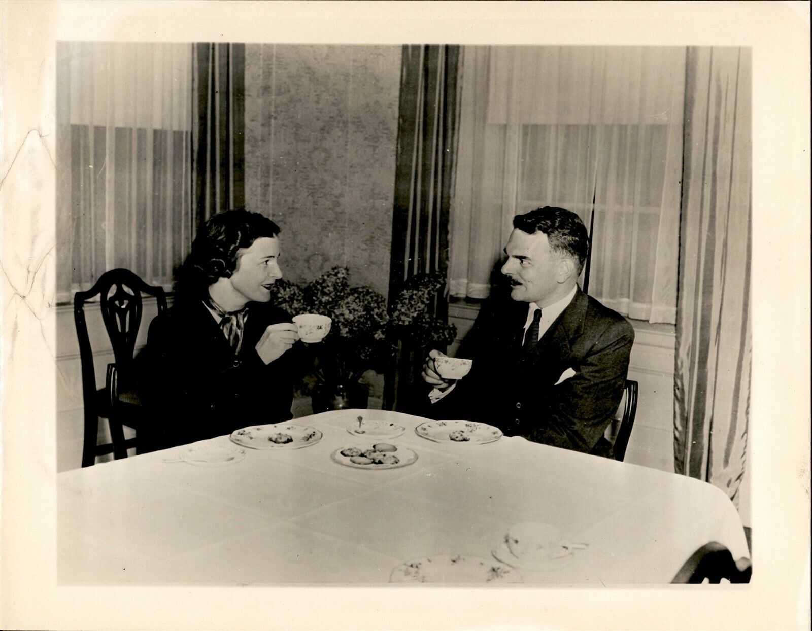 GA145 Original Photo THOMAS DEWEY Governor of New York Having Tea & Cookies