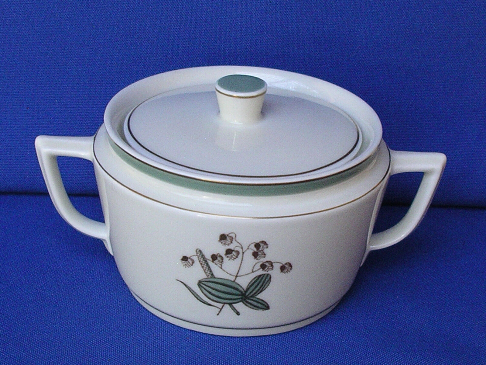 Royal Copenhagen Quaking grass Sugar bowl with lid No 884/9479 as is lid chip