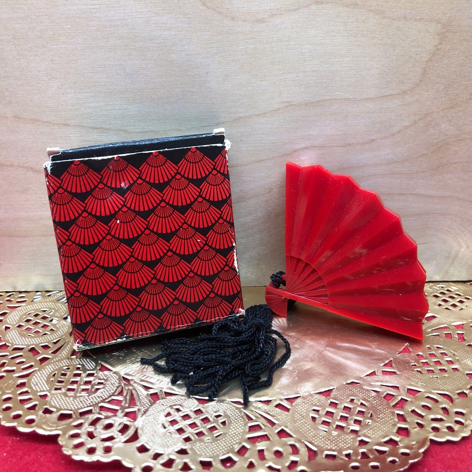 Vintage Avon Oriental Fan Glace With Timeless Perfume  Original Box UNUSED