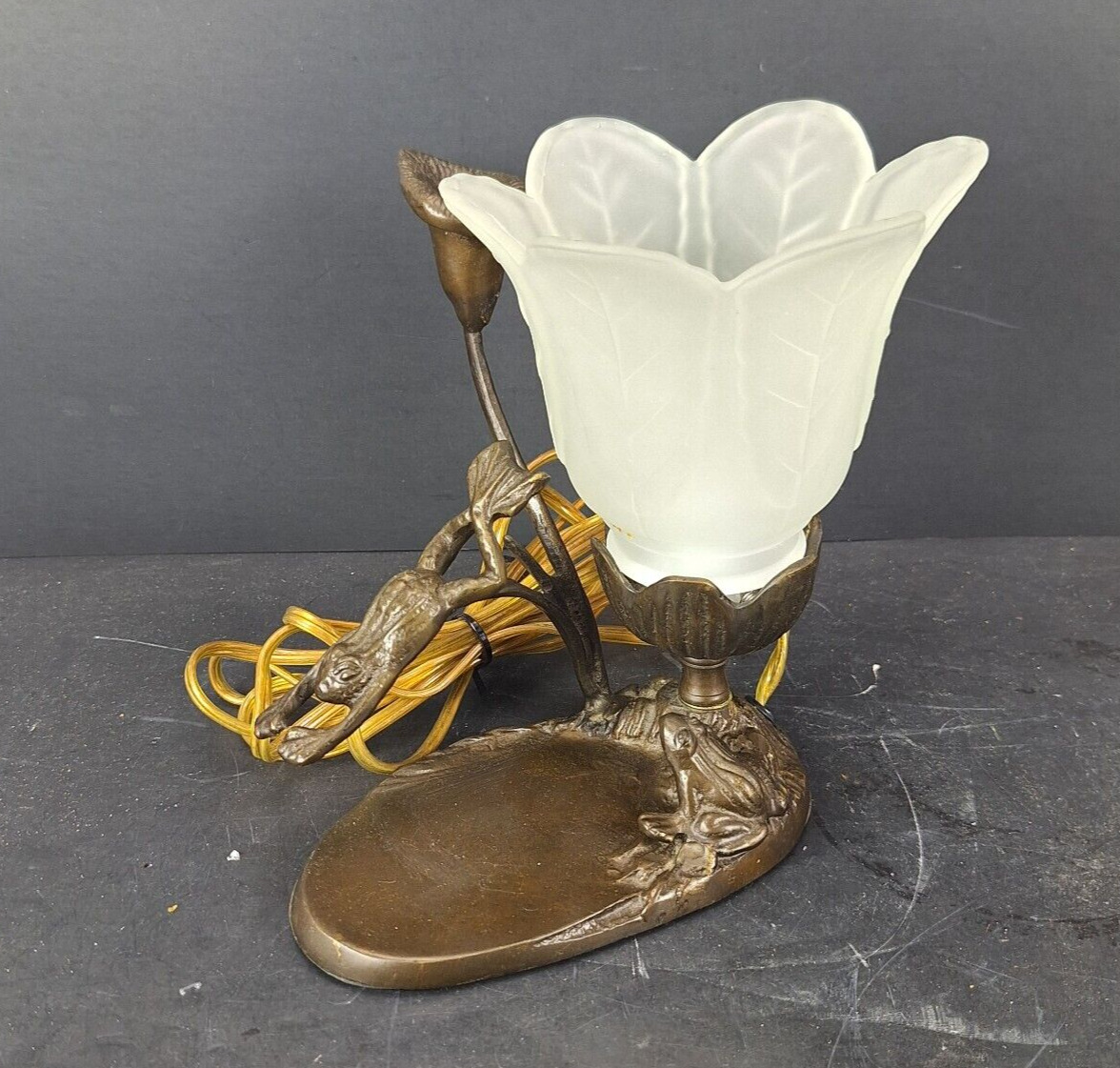 Vintage Frogs & Lily Pad Table Lamp Glass Leaves Globe 6.5” T Brass Night Light