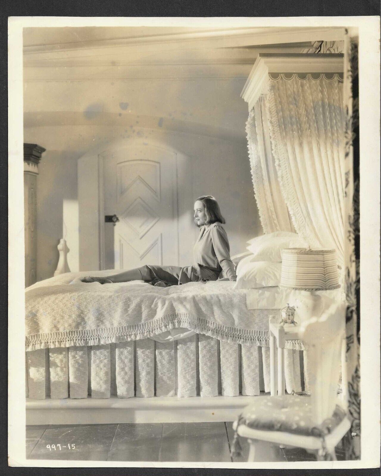 HOLLYWOOD JOAN CRAWFORD ACTRESS ON BED VINTAGE ORIGINAL PHOTO🌟