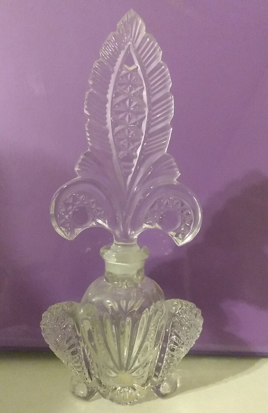 Vtg. L.E. Smith Perfume pressed glass Bottle w/ Feather fan Stopper 8''x3.5''