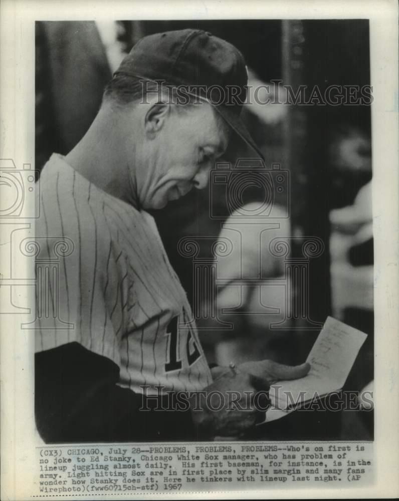 1967 Press Photo Chicago White Sox baseball player Eddie Stanky reviews notes