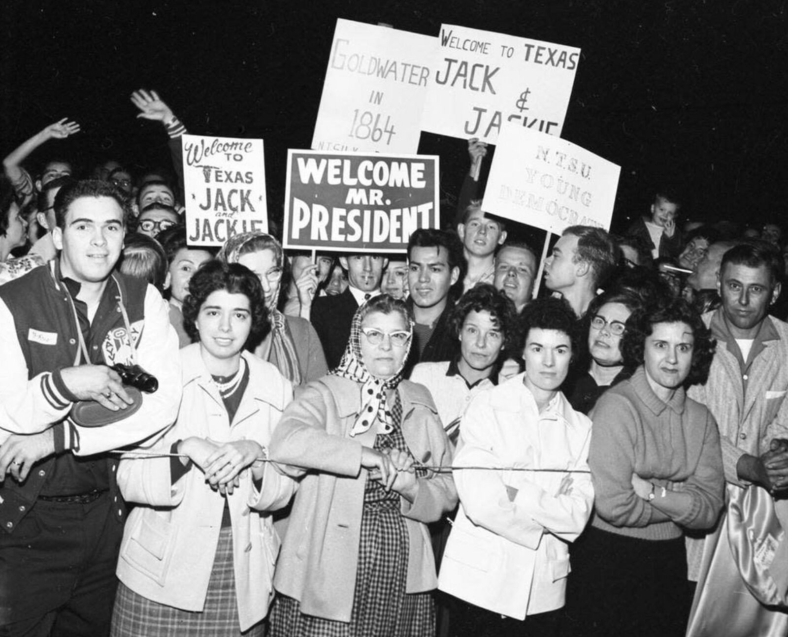 1963 CROWD WELCOMING PRESIDENT KENNEDY to TEXAS  11-22-63 Photo  (225-D)