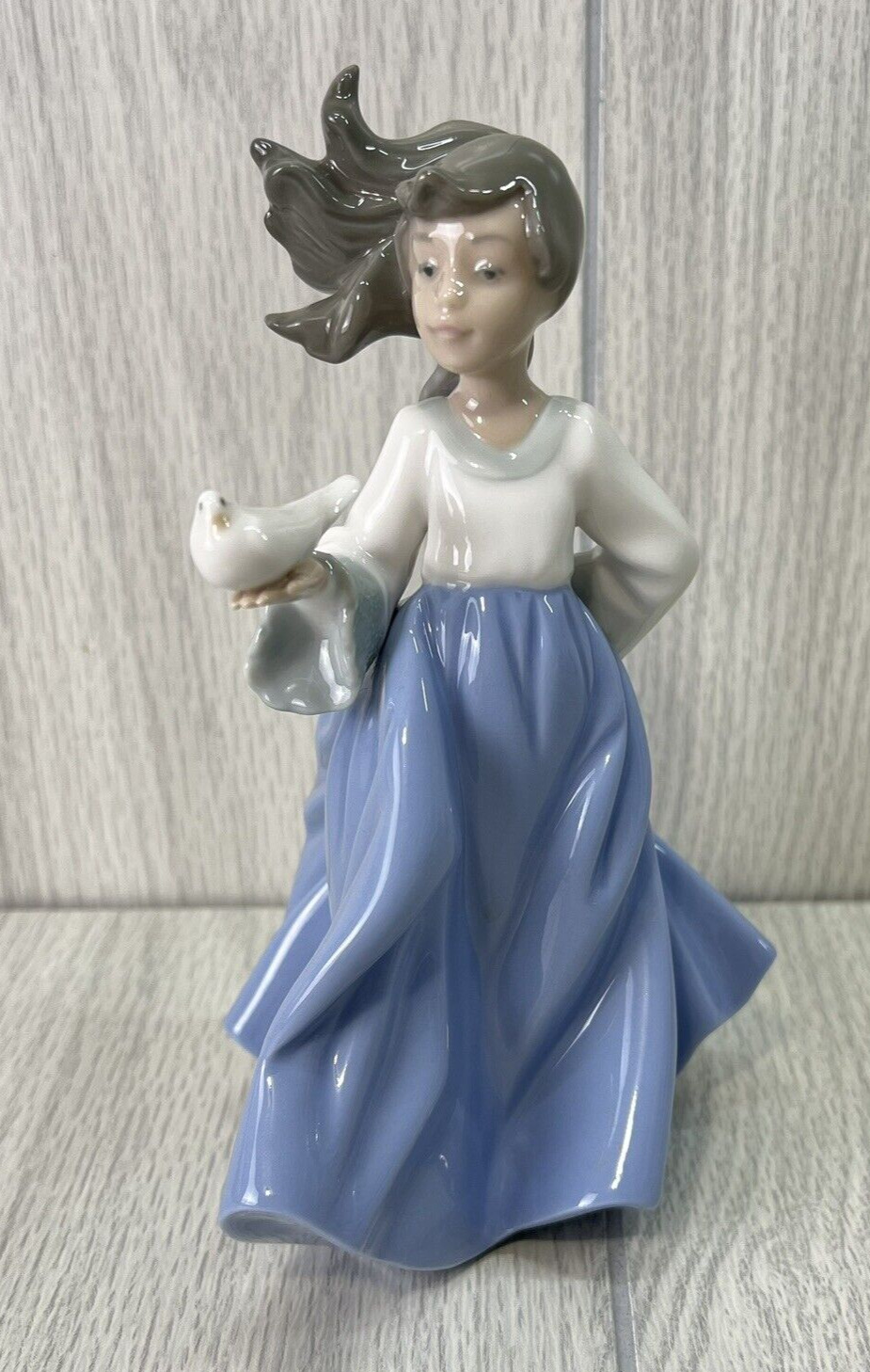 Lladro Nao Girl with Dove Porcelain Figurine Hand Made
