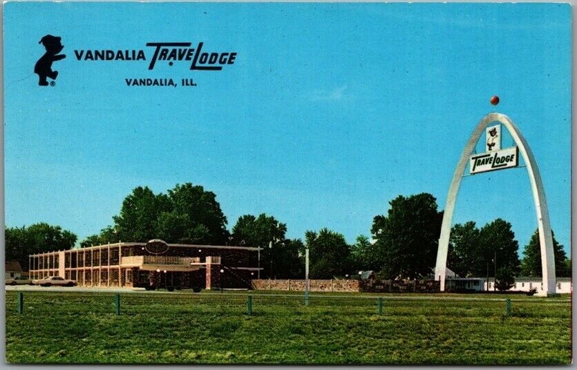 Vandalia, Illinois Postcard VANDALIA TRAVELODGE MOTEL Roadside Chrome c1960s