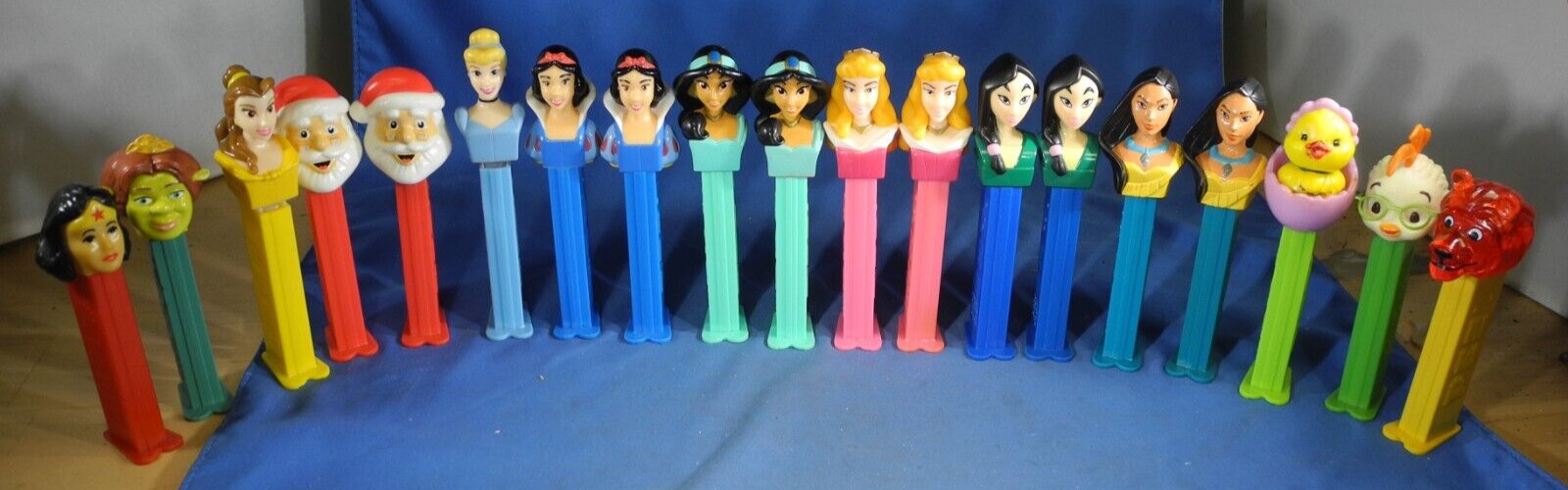 Mixed Lot of 19 Vintage And Modern Pez Dispensers (Free Shipping)
