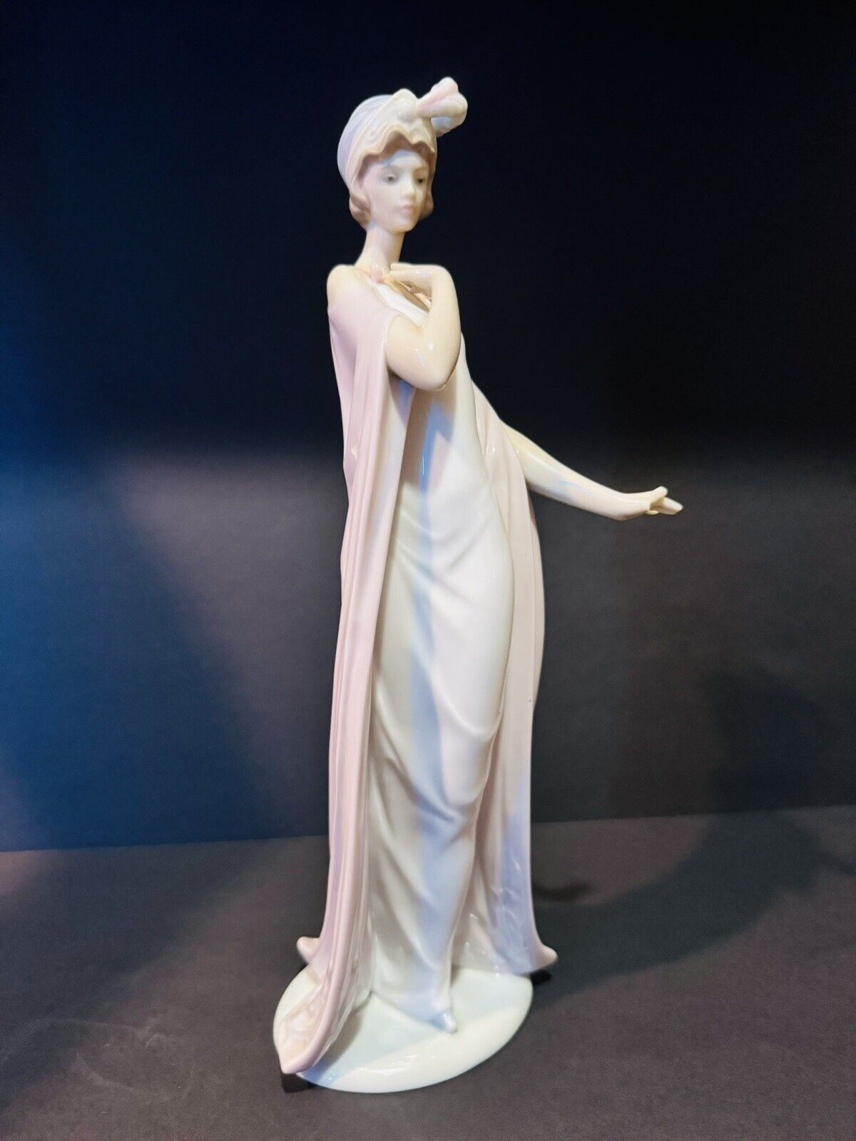 Lladro Vintage Breathless Lady  #6403⭐️see All Pics⭐️ Not Mint