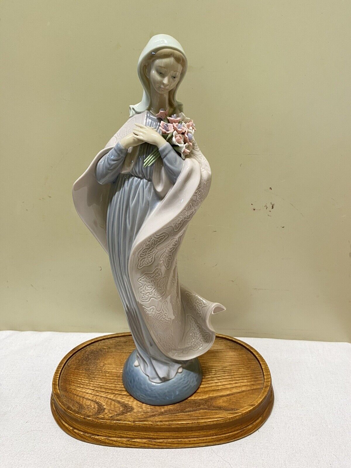 Lladro OUR LADY w FLOWERS Madonna #5171 Porcelain Spiritual Figurine