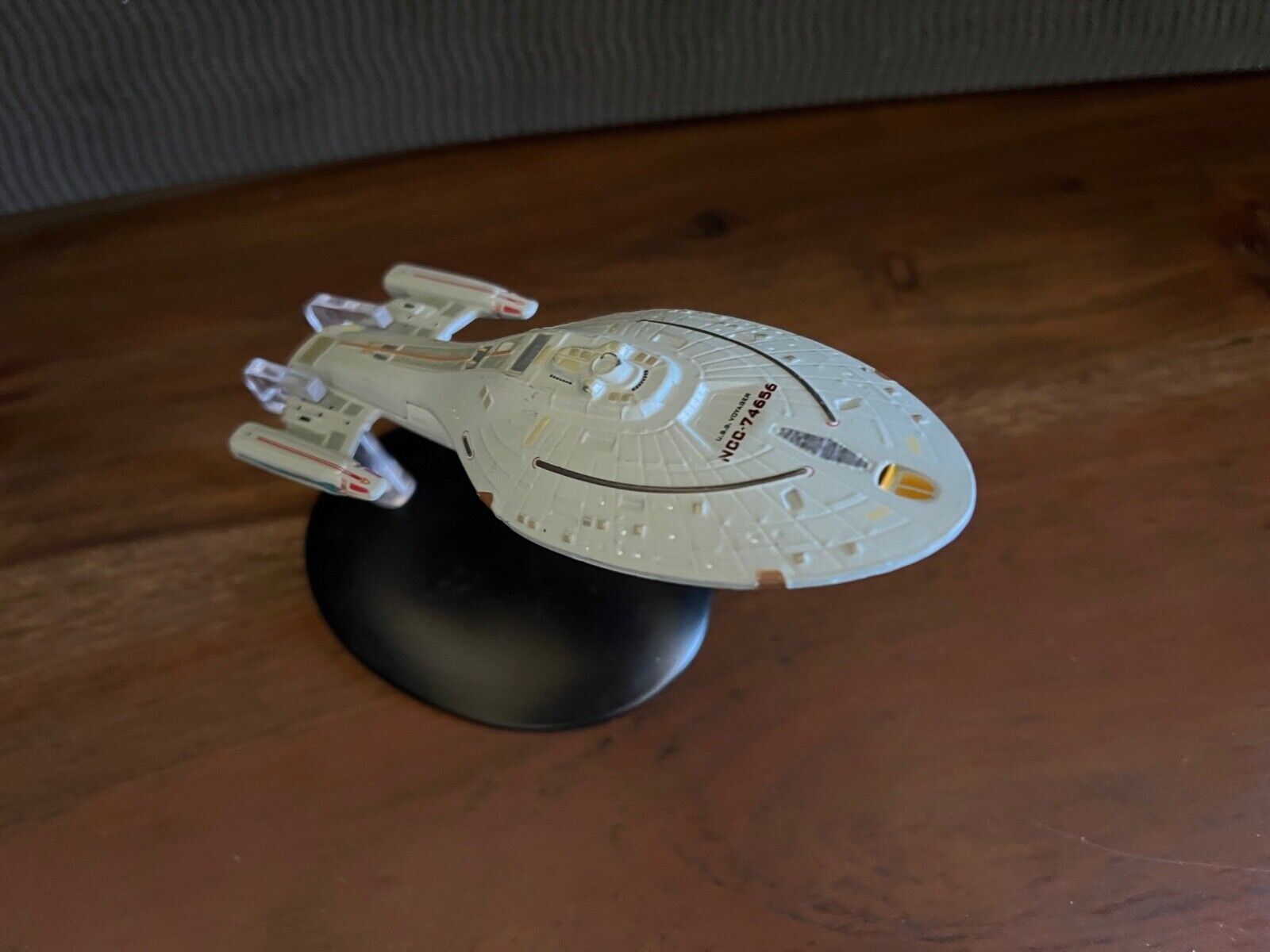 Eaglemoss Star Trek Diecast Spaceship | USS Voyager & Magazine
