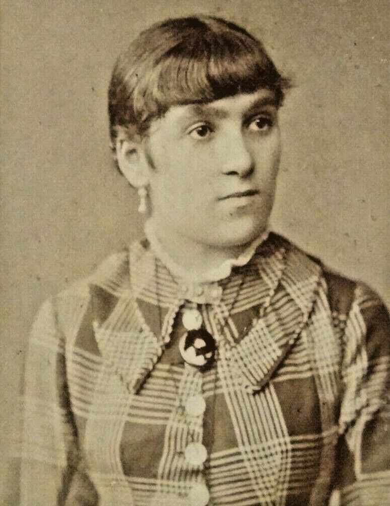 Berlin Germany CDV  Photo German Young Woman Nice Necklace Van Ronzelen 1870s