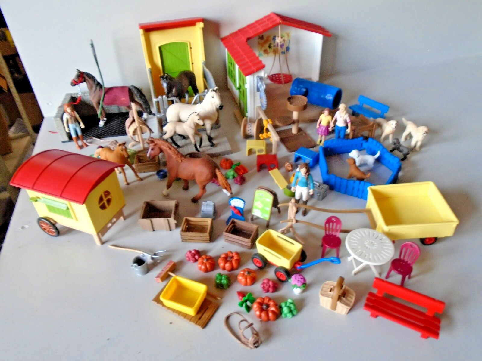 Schleich Large Lot Of Animal Clinic Horses Stall Farm Stand Dogs Figures etc.