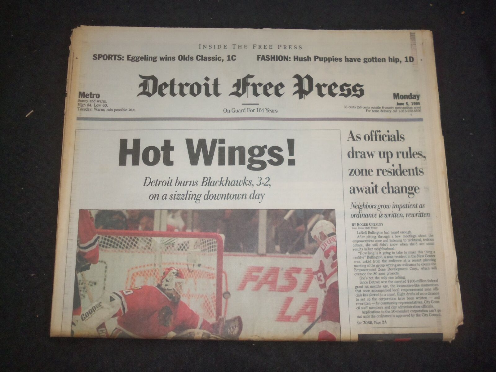 1995 JUNE 5 DETROIT FREE PRESS NEWSPAPER - REDWINGS BEAT BLACKHAWKS - NP 7639