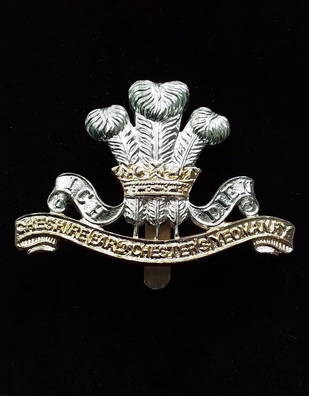 Genuine The Cheshire Yeomanry Earl of Chester Cap Badge Scarce Staybrite Version