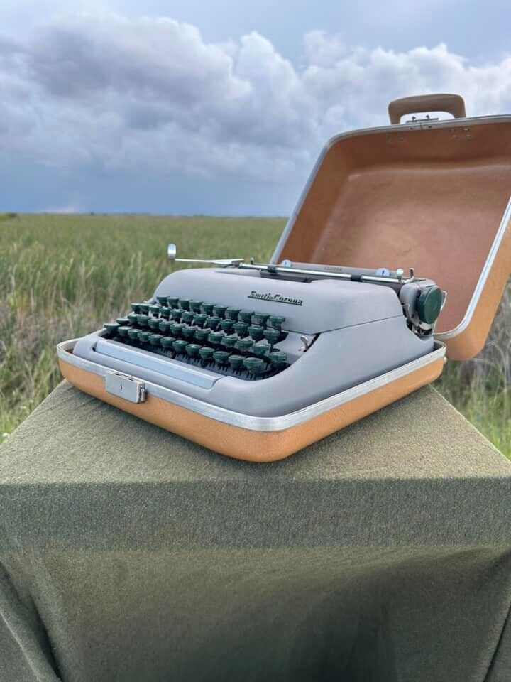 1957 Smith Corona Clipper Portable Typewriter w/ Holiday Case & New Ribbon WORKS