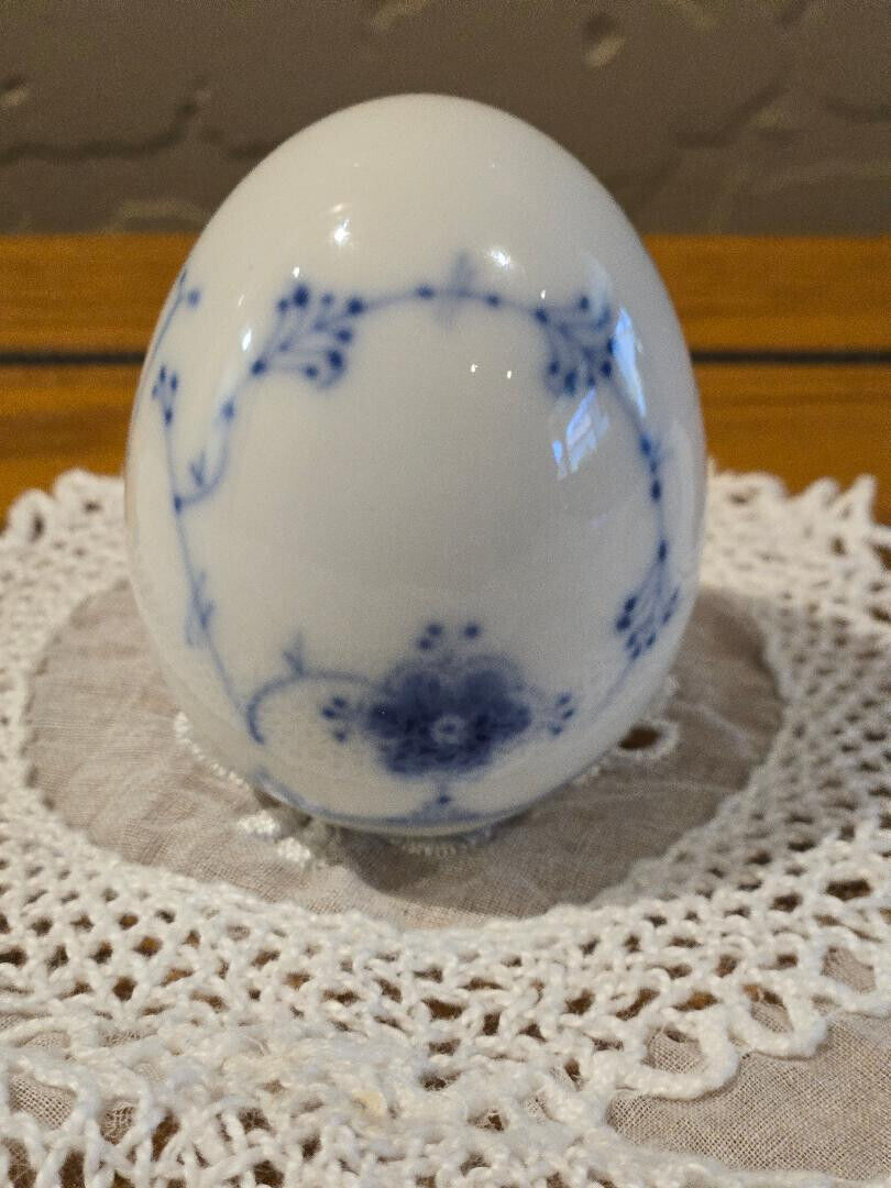 Rare Vtg Bing & Grondahl (B & G) Porcelain Egg #692