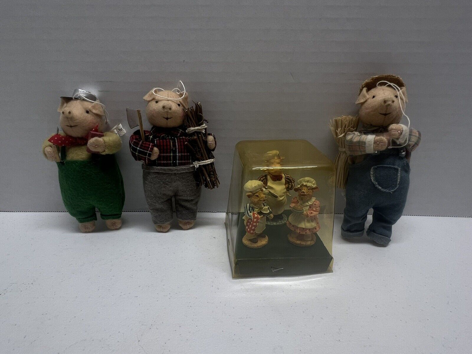 Vintage three little pigs Ornaments And Figurine