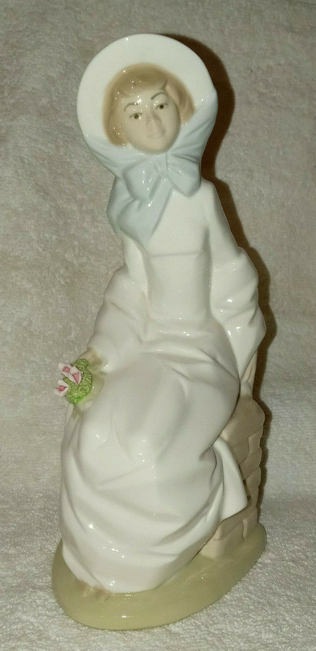 MIRMASU Vintage Porcelain Sitting Lady Figurine Made In Spain 