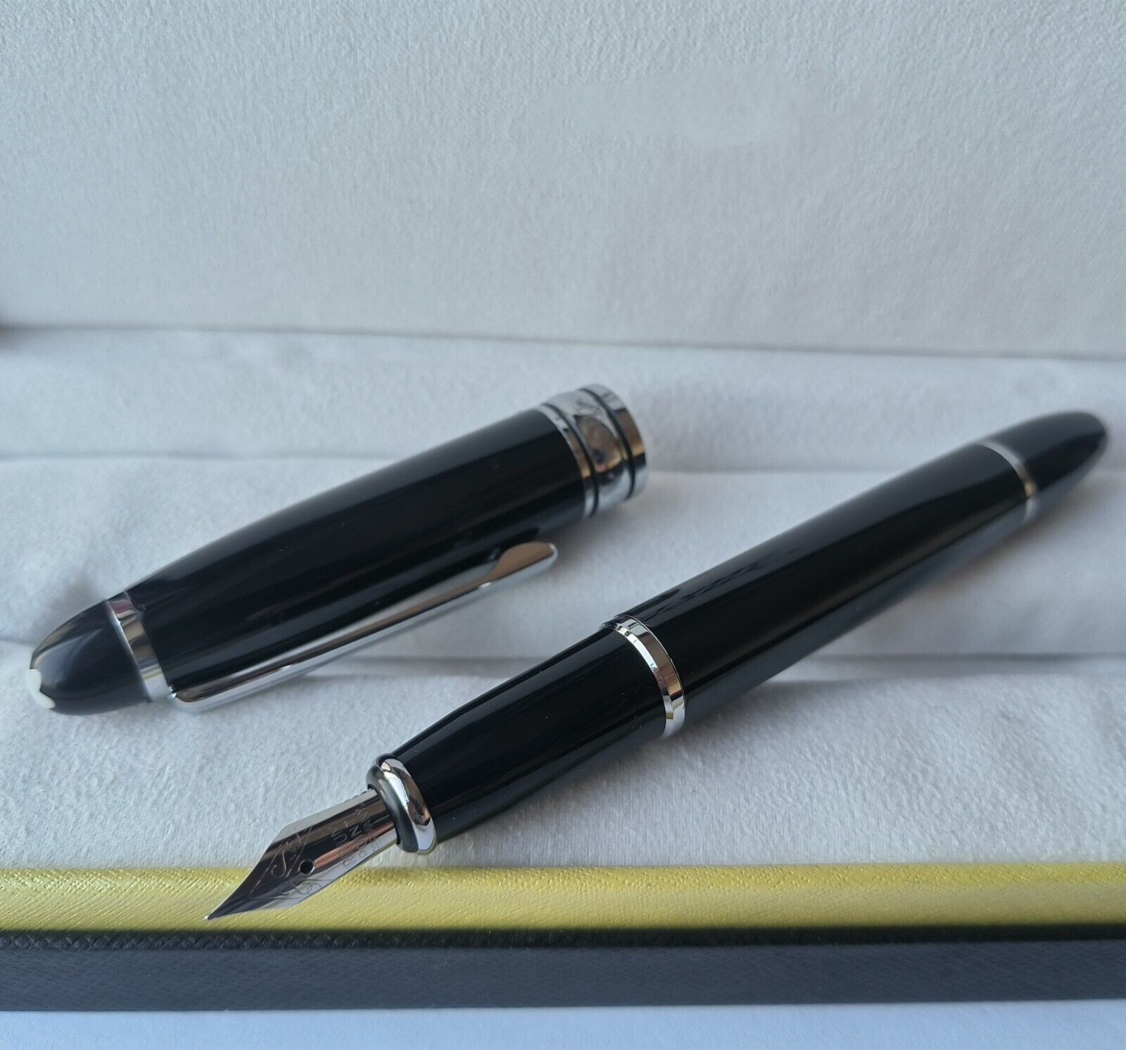 Deluxe Le Grande Series Bright Black-Silver Clip Medium nib Fountain Pen No Box