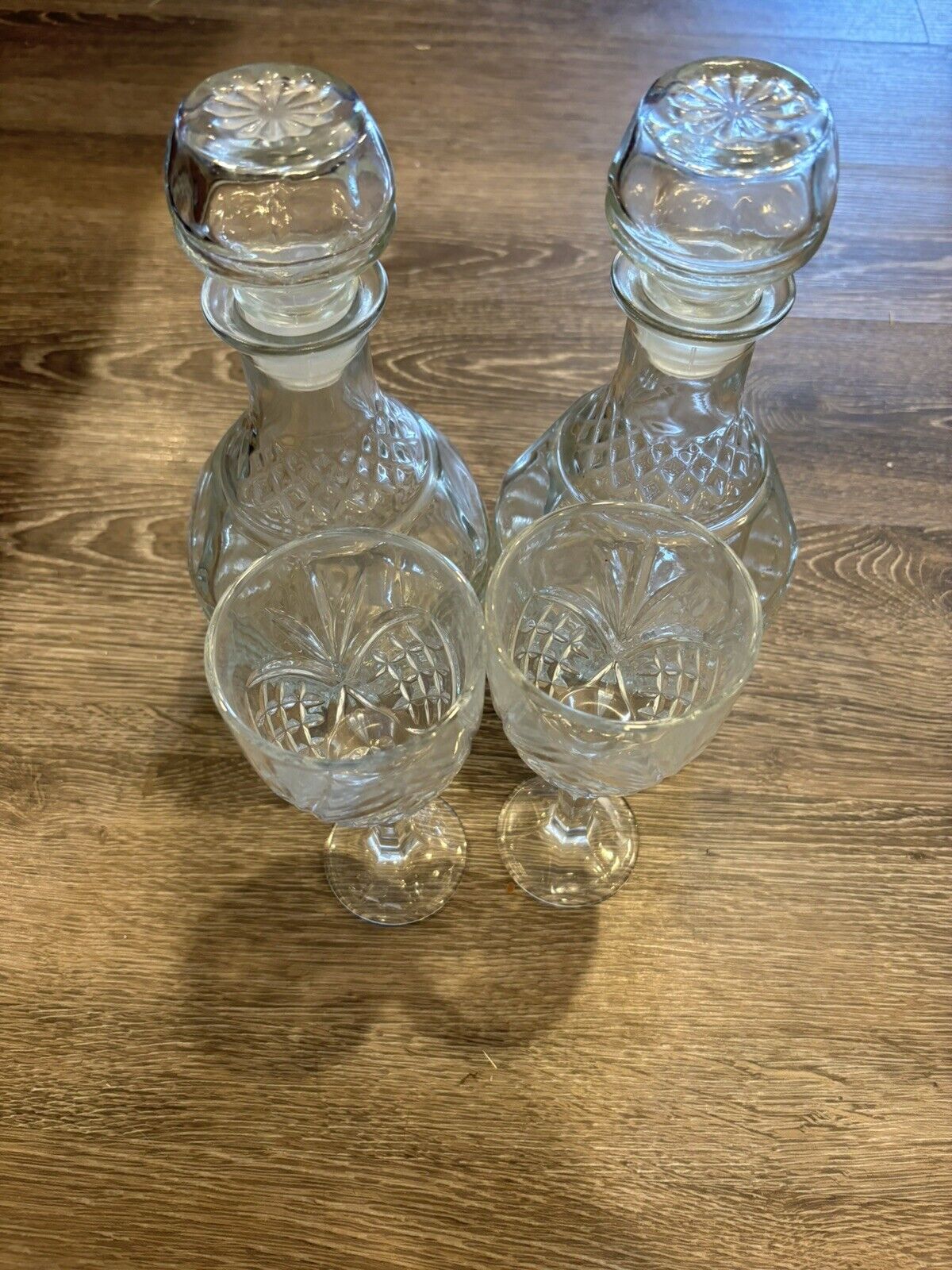 Vintage King Diamond Wine Decanter Diamond Cut & Stopper Set of 2 & Glasses
