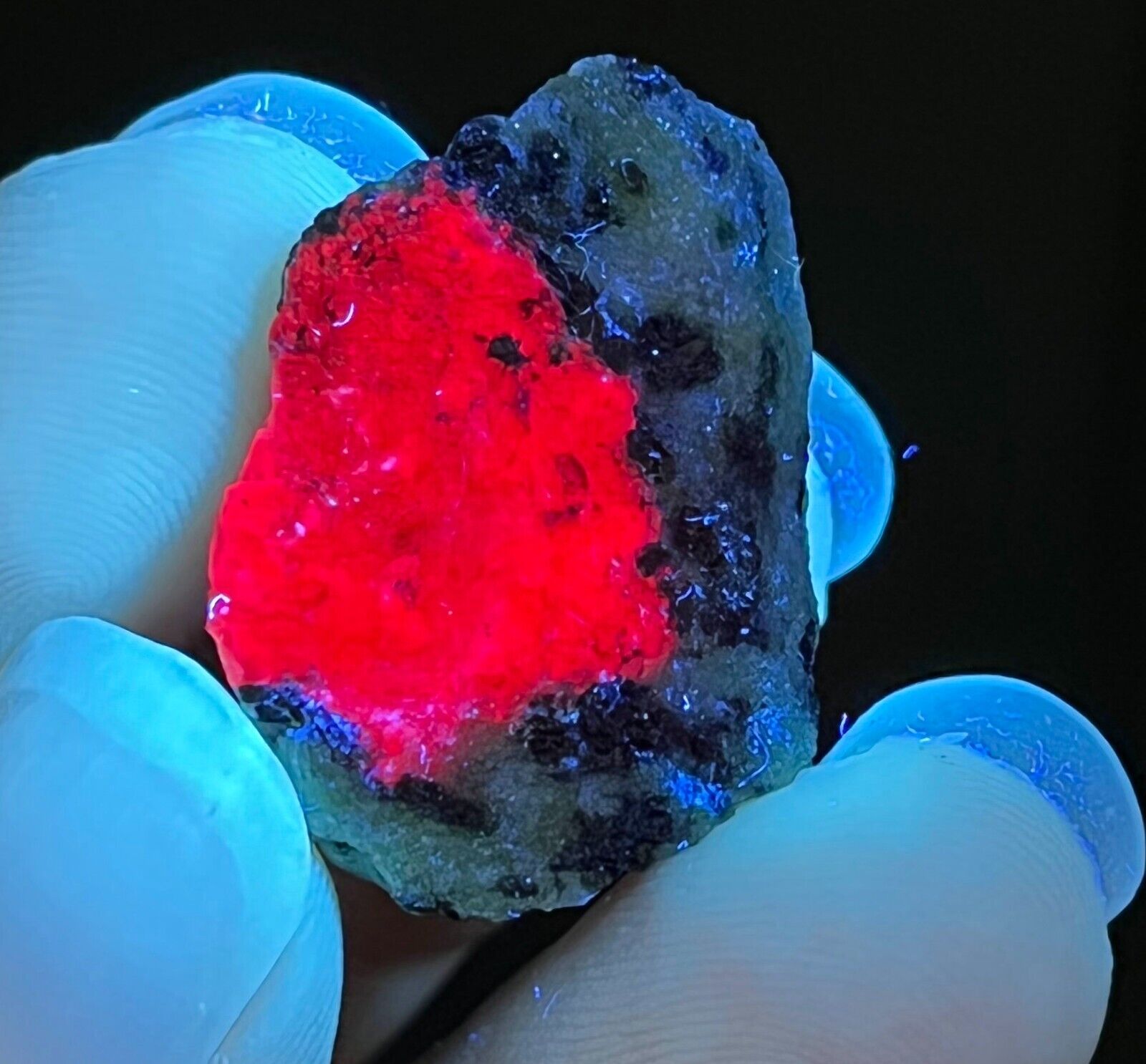 10.7g Natural Rare Red UV Light Watermelon Ruby Stone Mineral Specimen