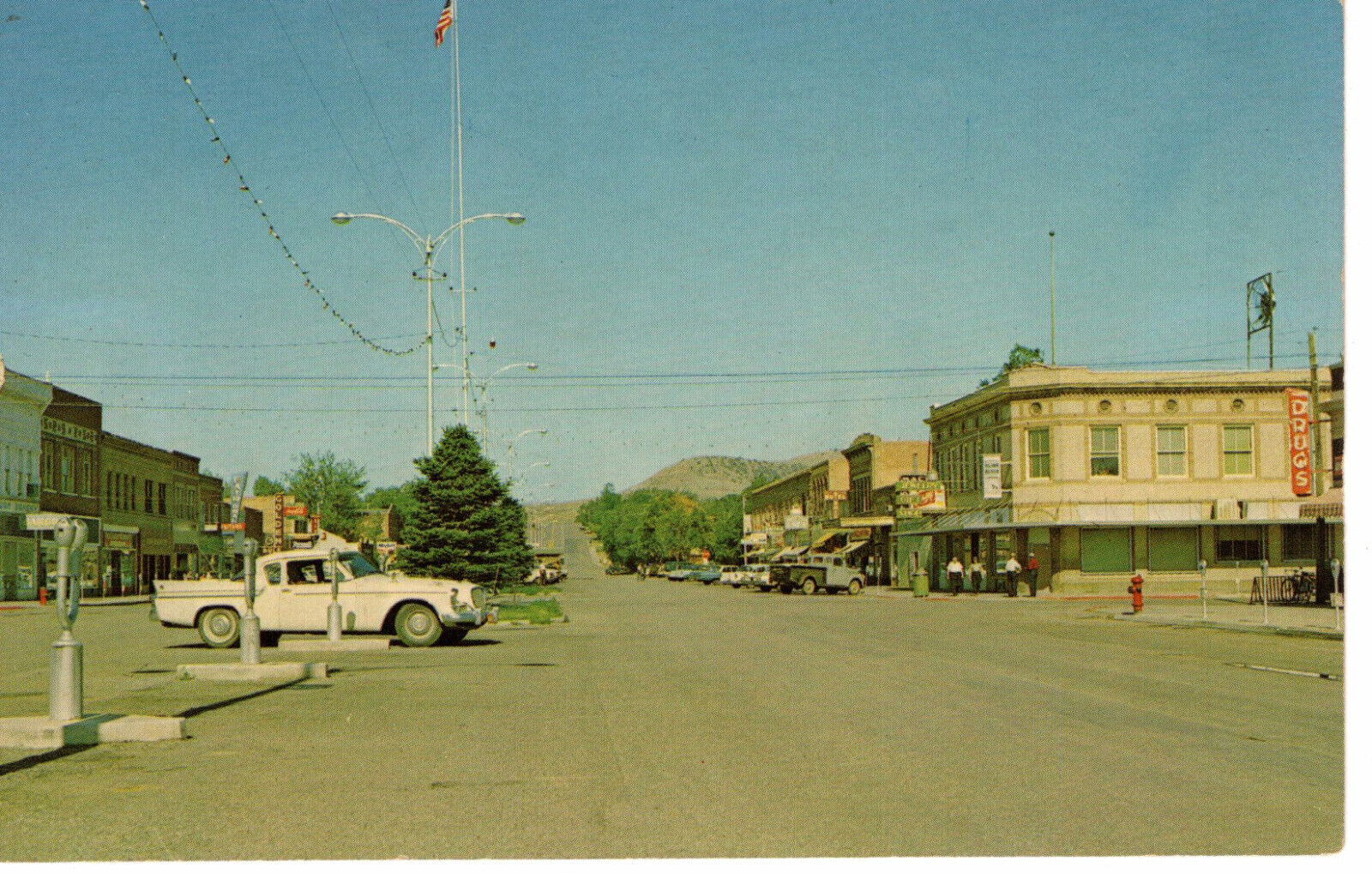Vintage Postcard WY Thermopolis Main Street 50s Cars Truck -559