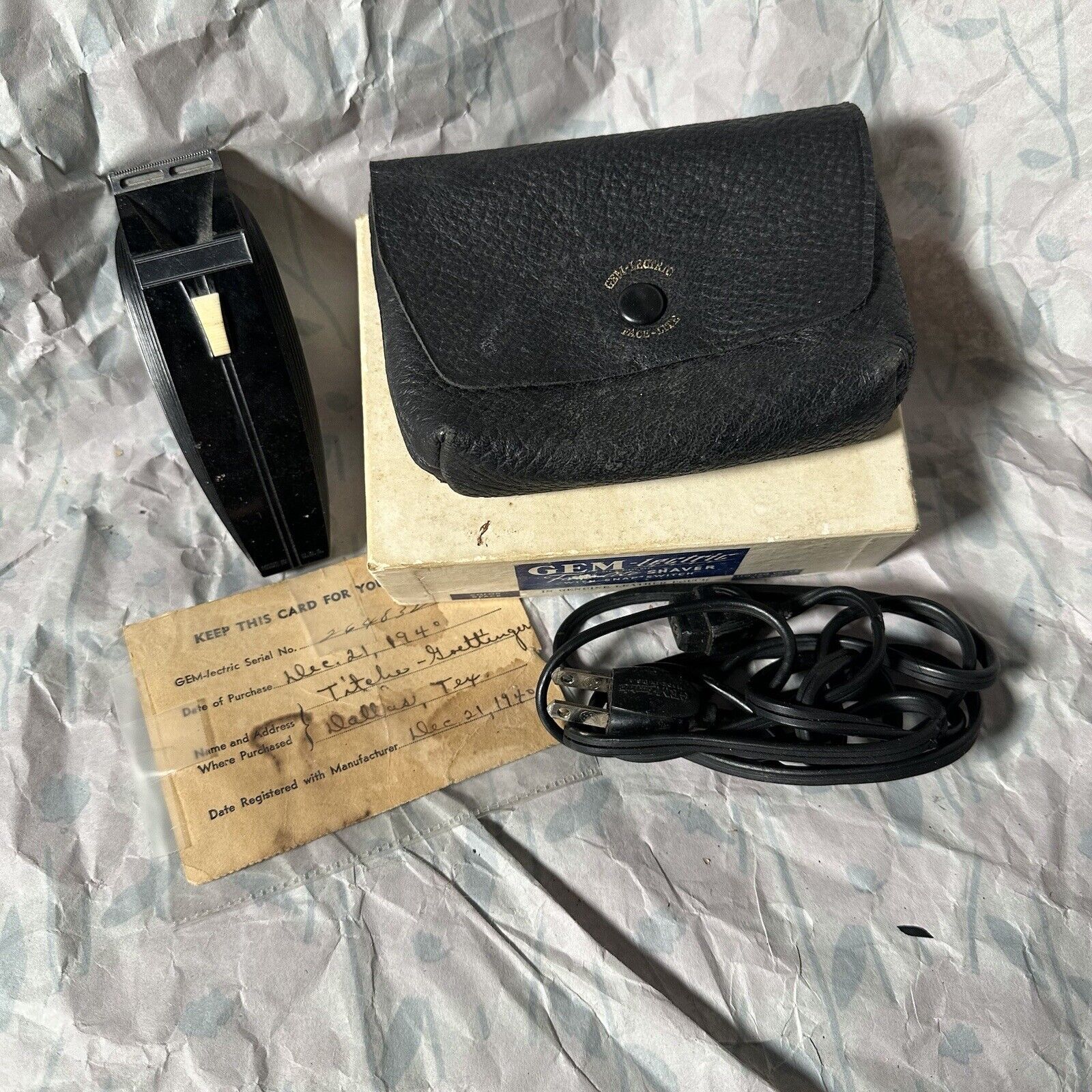 Vintage Gem-lectric Shaver  Originally Sold Dec 1940 Leather Case, Working Black