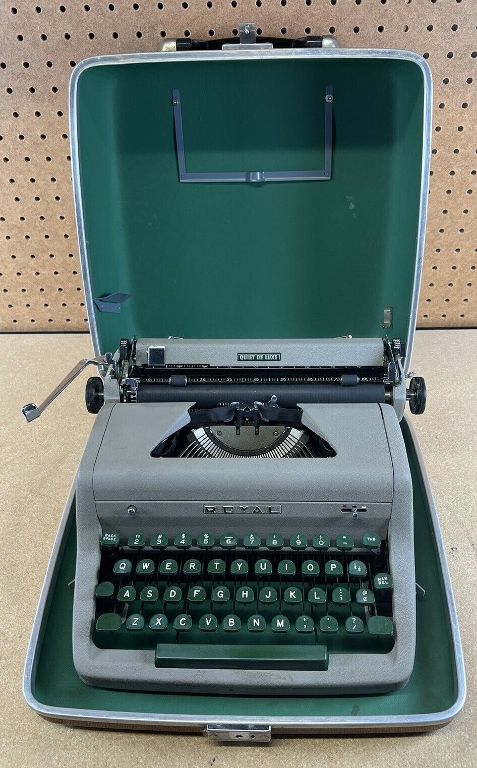 Beautiful VINTAGE 1954 Royal Quiet Deluxe Typewriter w/ Hard Carrying Case w Key