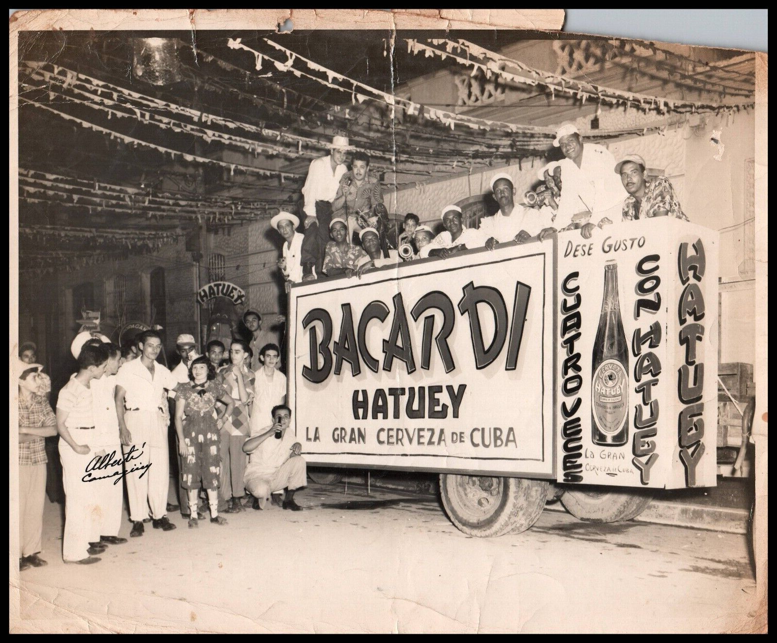 CUBA CUBAN BACARDI HATUEY BEER RUM CARNIVAL CARROZA 1940s ORIG PHOTO 400