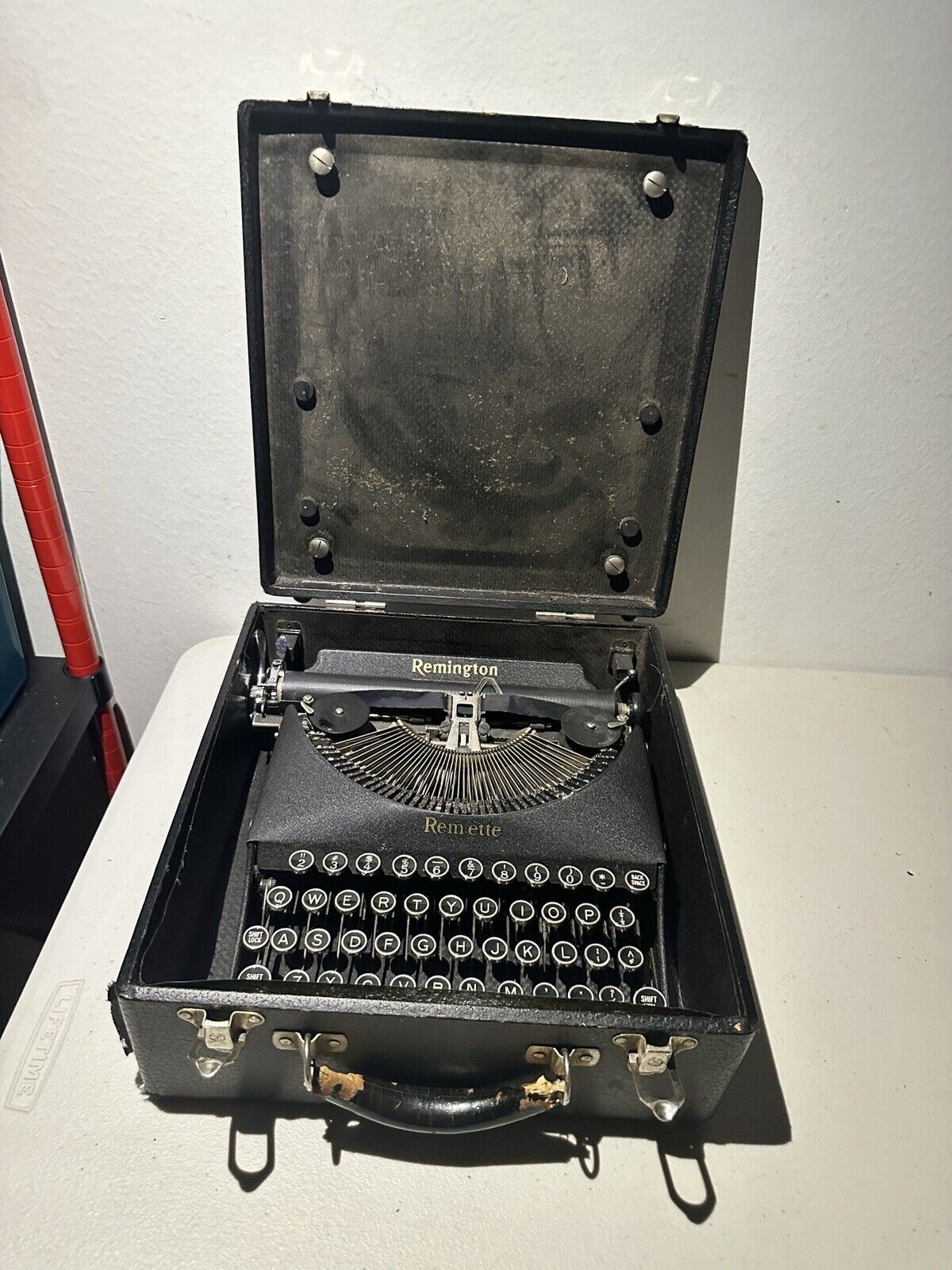 Vintage Remington REM-ETTE Remette Portable Typewriter w/Case