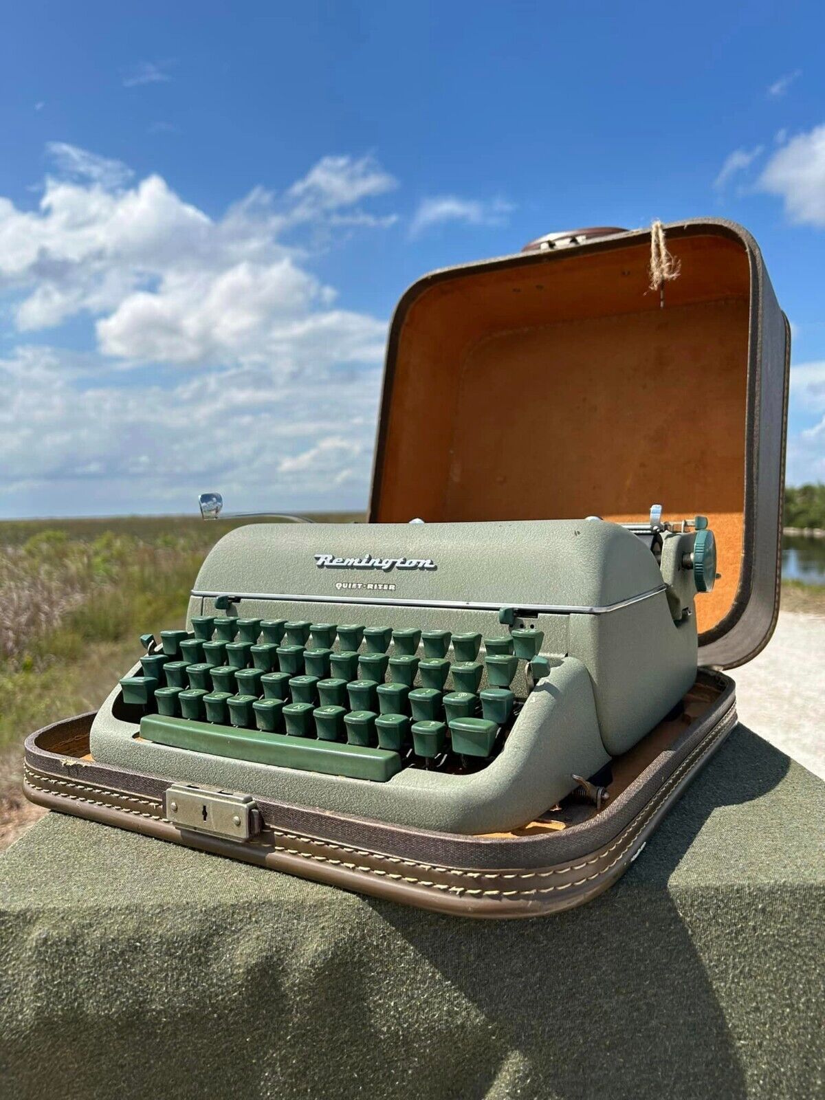 1957 Green Remington Quiet-Riter Typewriter W/Case & key WORKING WITH NEW RIBBON