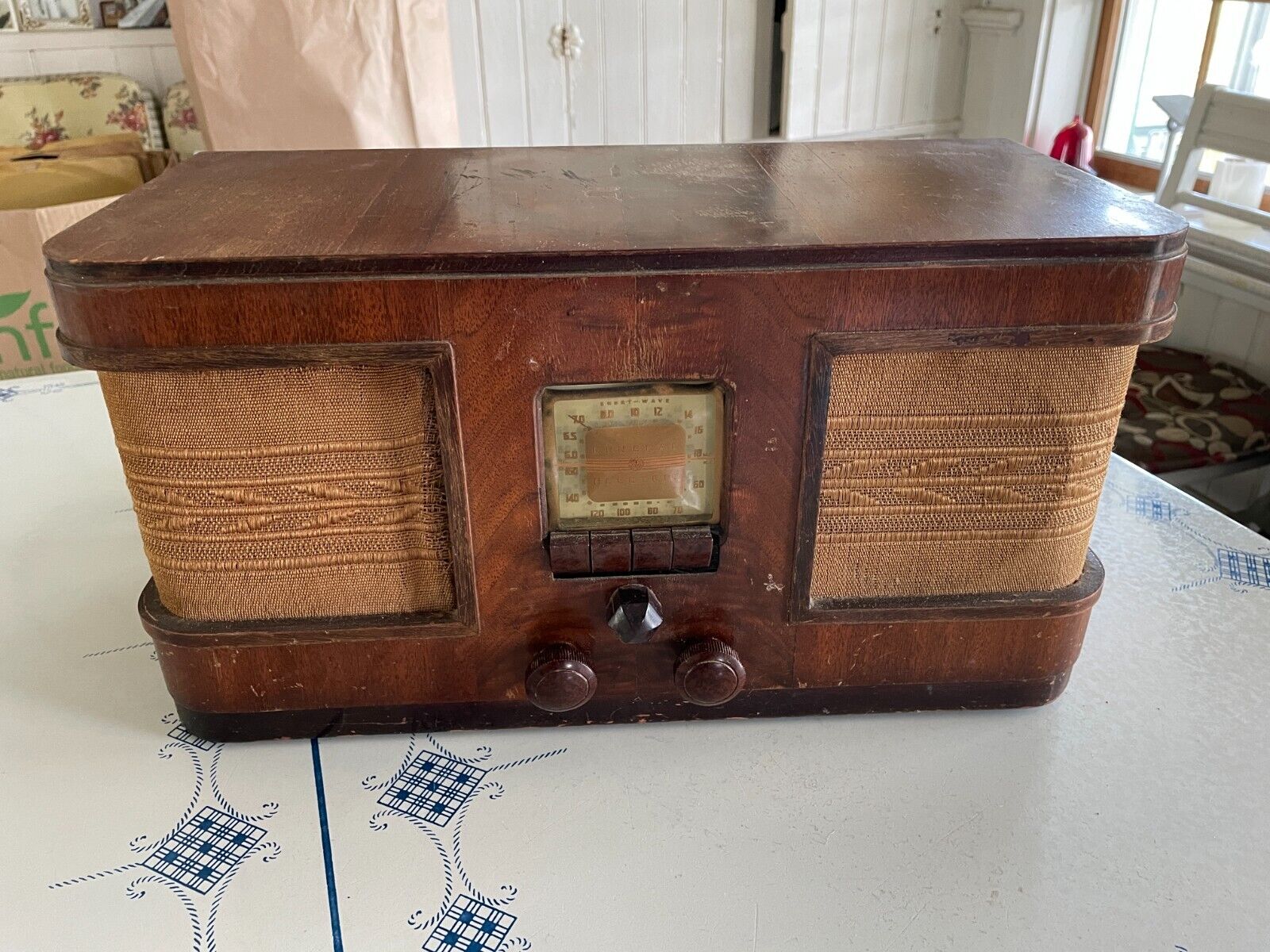 Antique Vintage Radio 1939 General Electric GE Model H-632