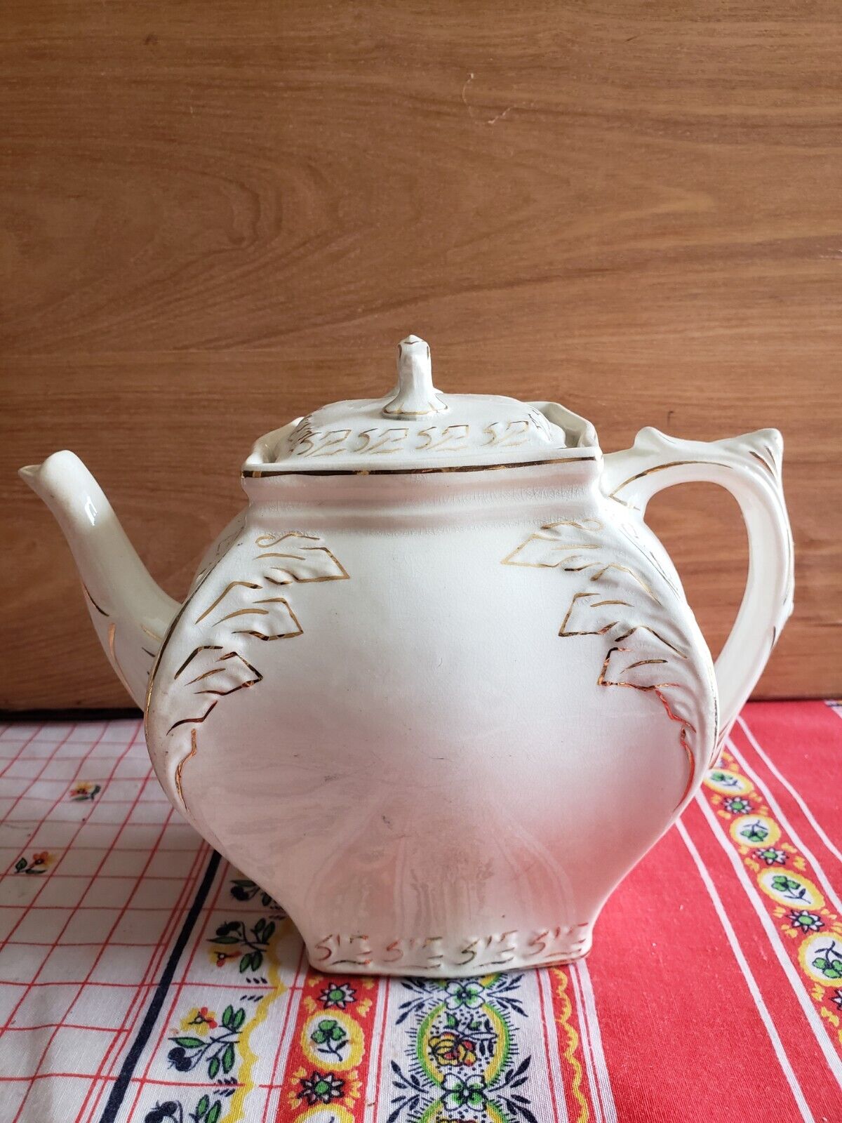 Vintage Unmarked Teapot W/Lid White & Gold