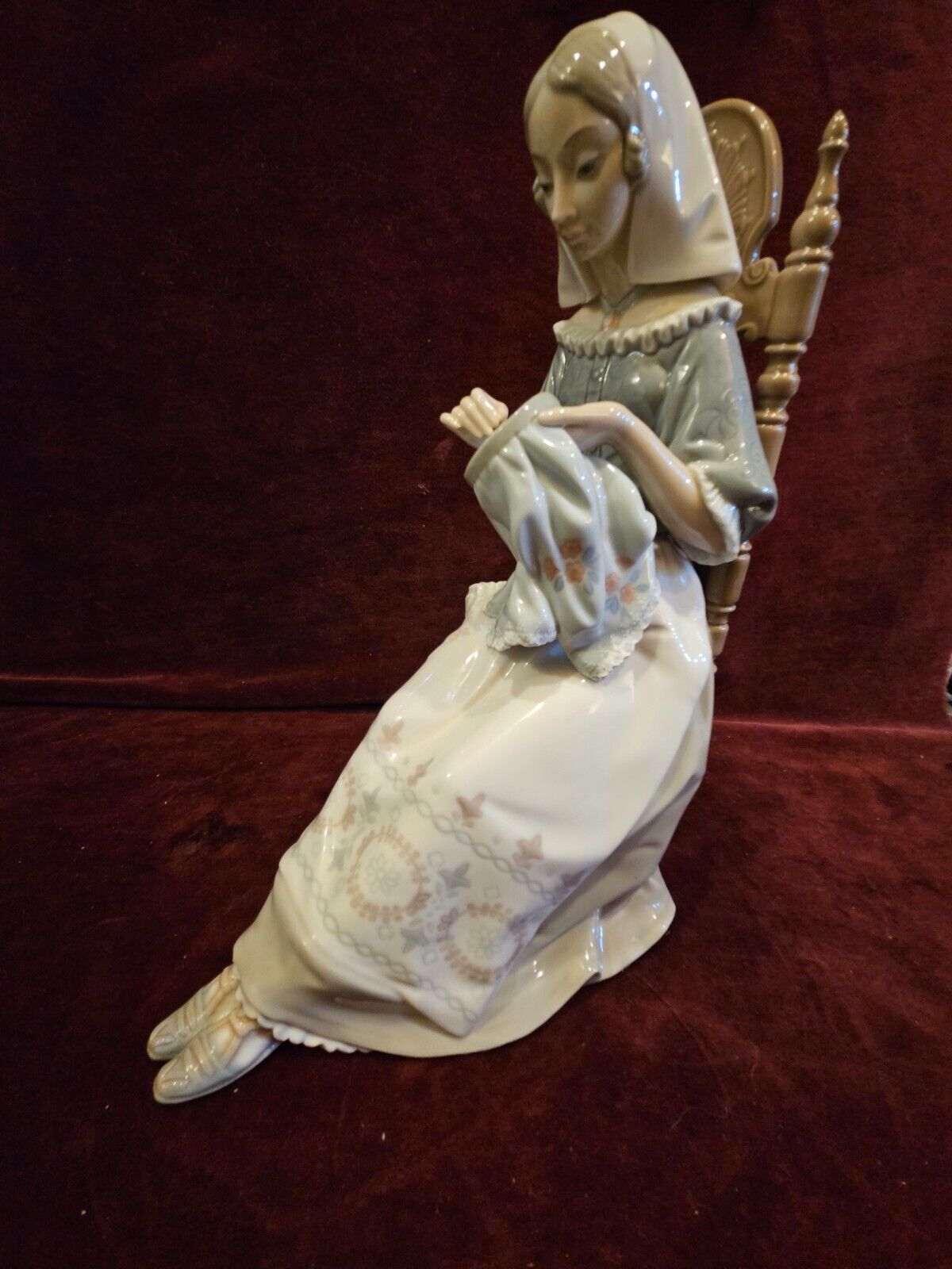Retired Large Lladro The Embroiderer Lady Sewing in Chair #4865 Excellent Spain