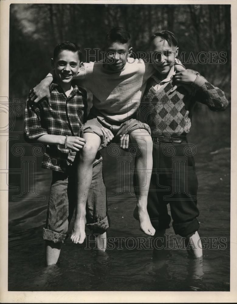 1947 Press Photo Pat McCutcheon, Rob Schwind, Gilbert Miller wade in Rocky River