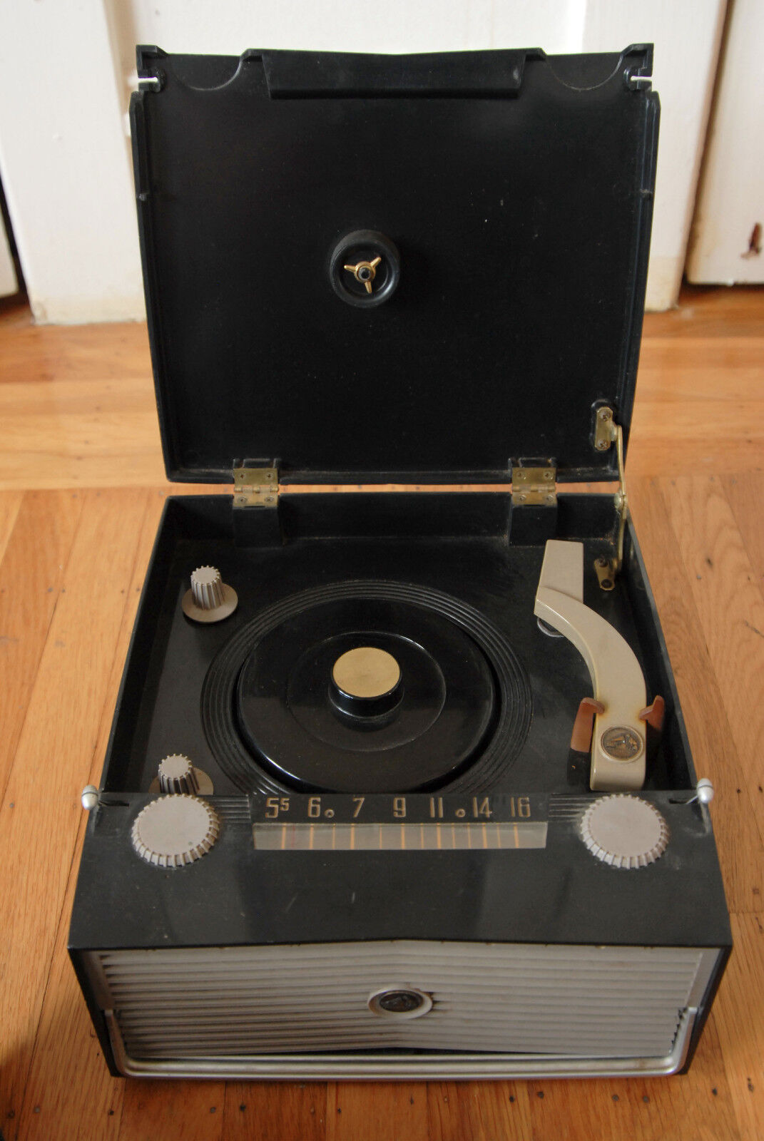 Vintage Antique 1950\'s RCA Portable AC-DC Model 6-BY-4 RADIO/45 RECORD Player