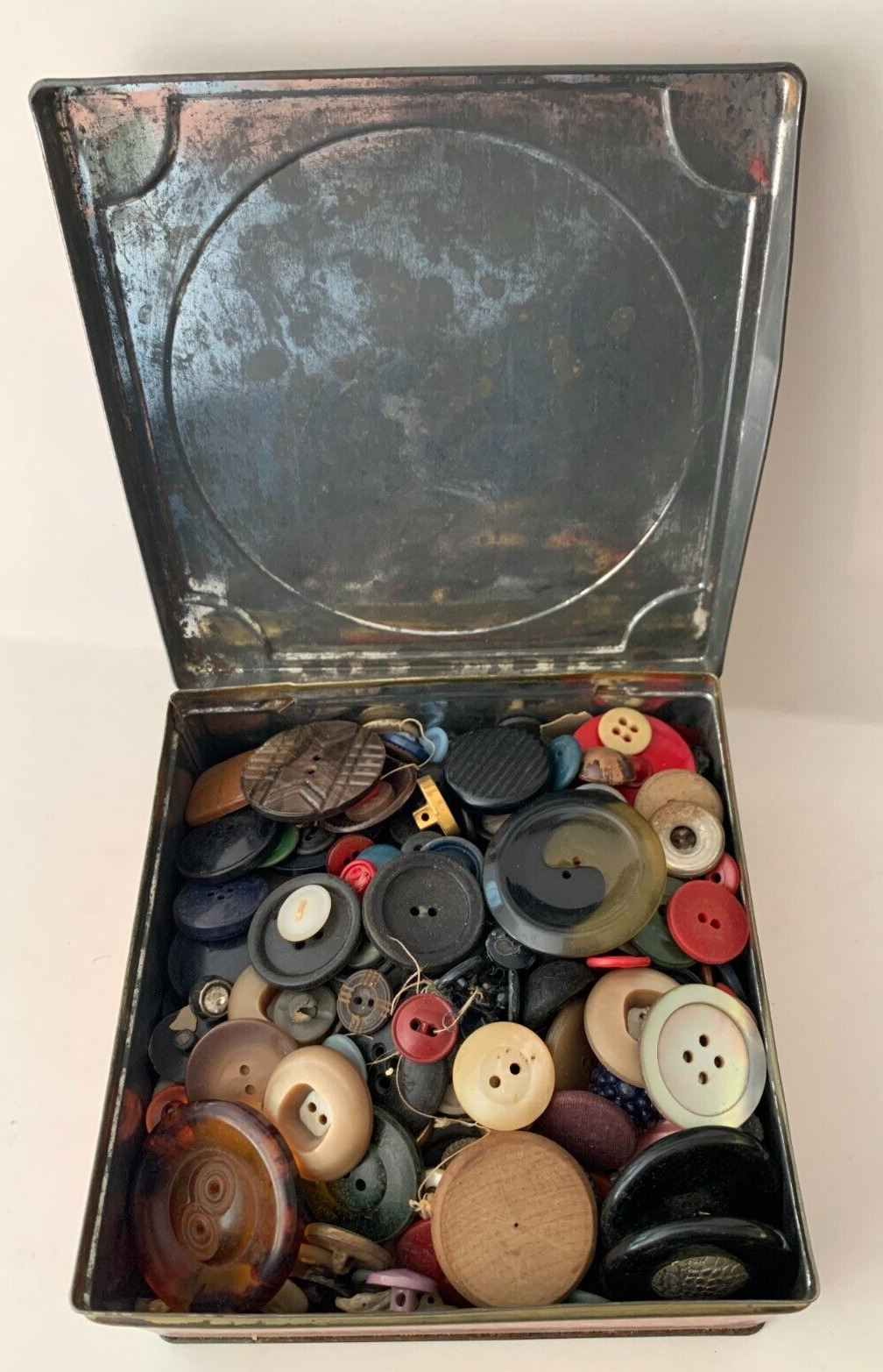 Mixed Lot Hundreds of Old Buttons Sewing Crafts in Vintage Square Tin Button Box